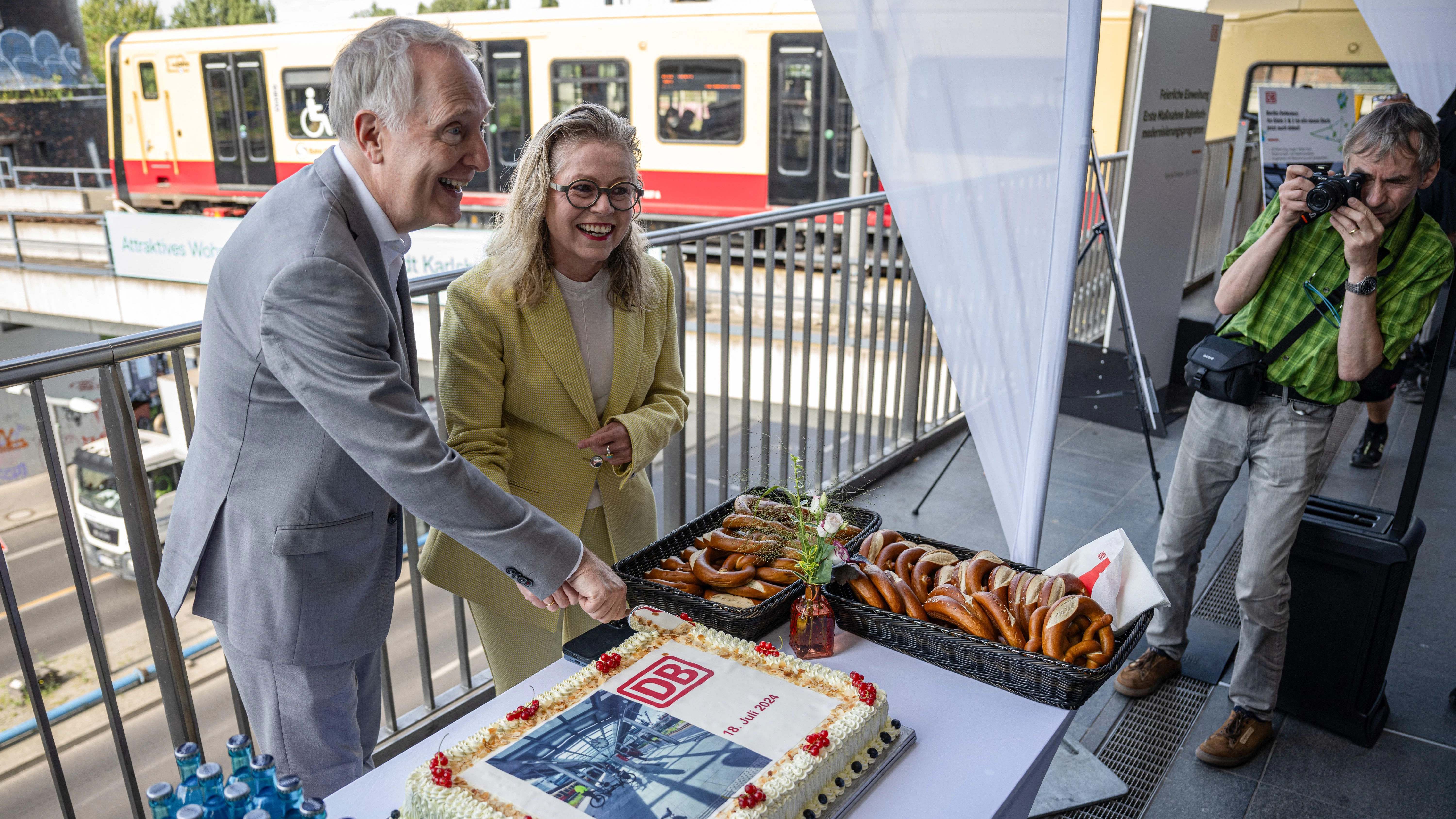 Alexander Kaczmarek, DB-Konzernbevollmächtigter für Berlin, und Berlins Verkehrssenatorin Ute Bonde feiern das neue Ostkreuz-Dach.