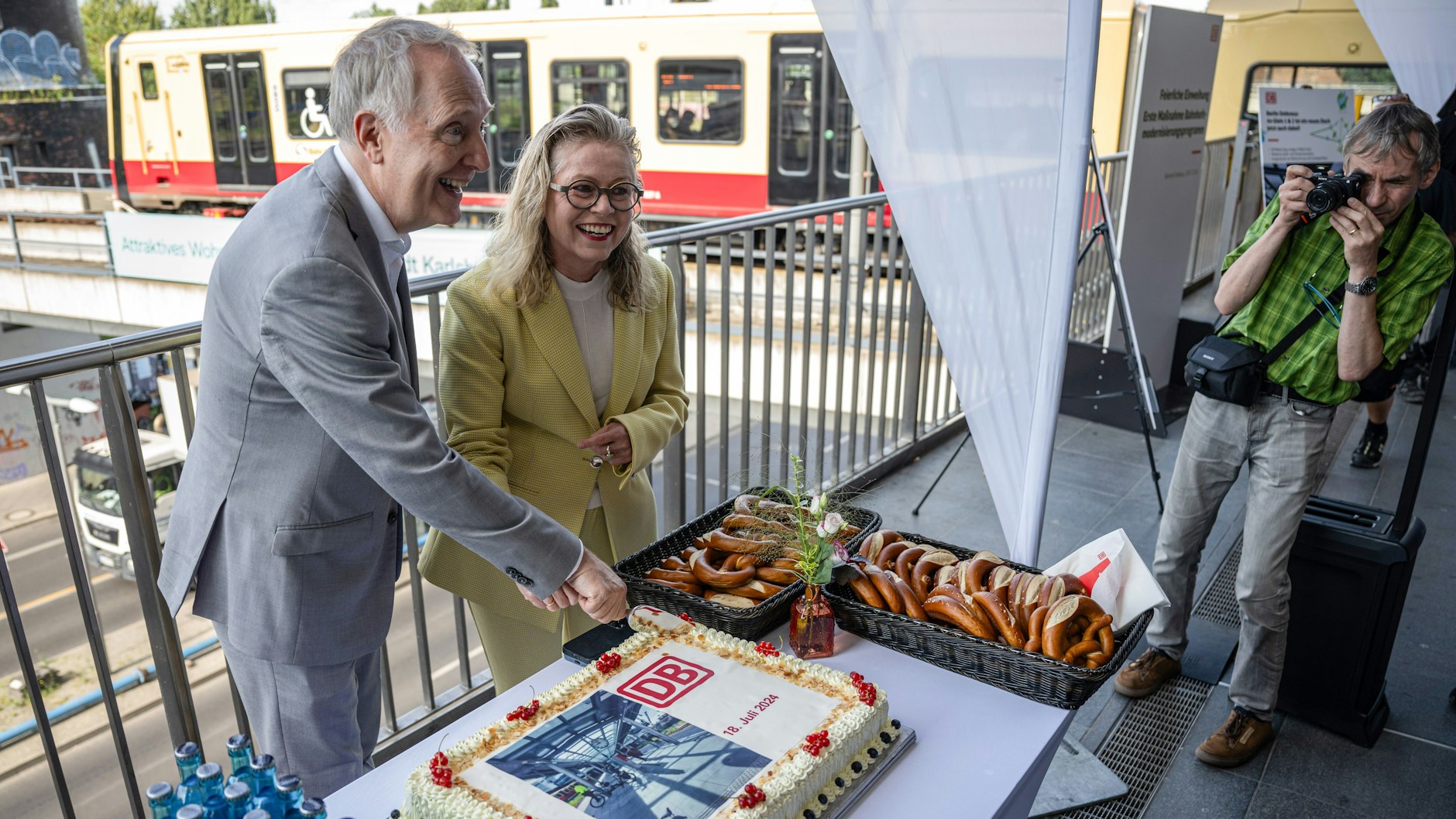 Alexander Kaczmarek, DB-Konzernbevollmächtigter für Berlin, und Berlins Verkehrssenatorin Ute Bonde feiern das neue Ostkreuz-Dach.