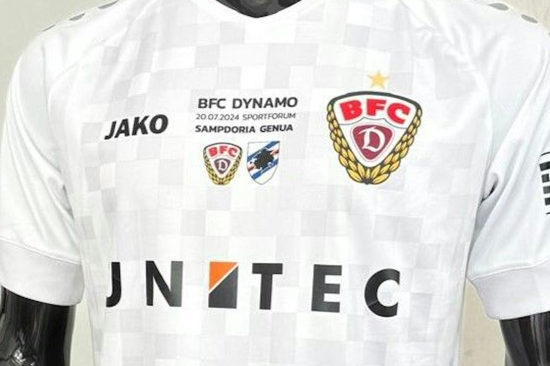 Dieses Sondertrikot mit der Spielpaarung auf der Brust gibt es nur für diese eine Partie.