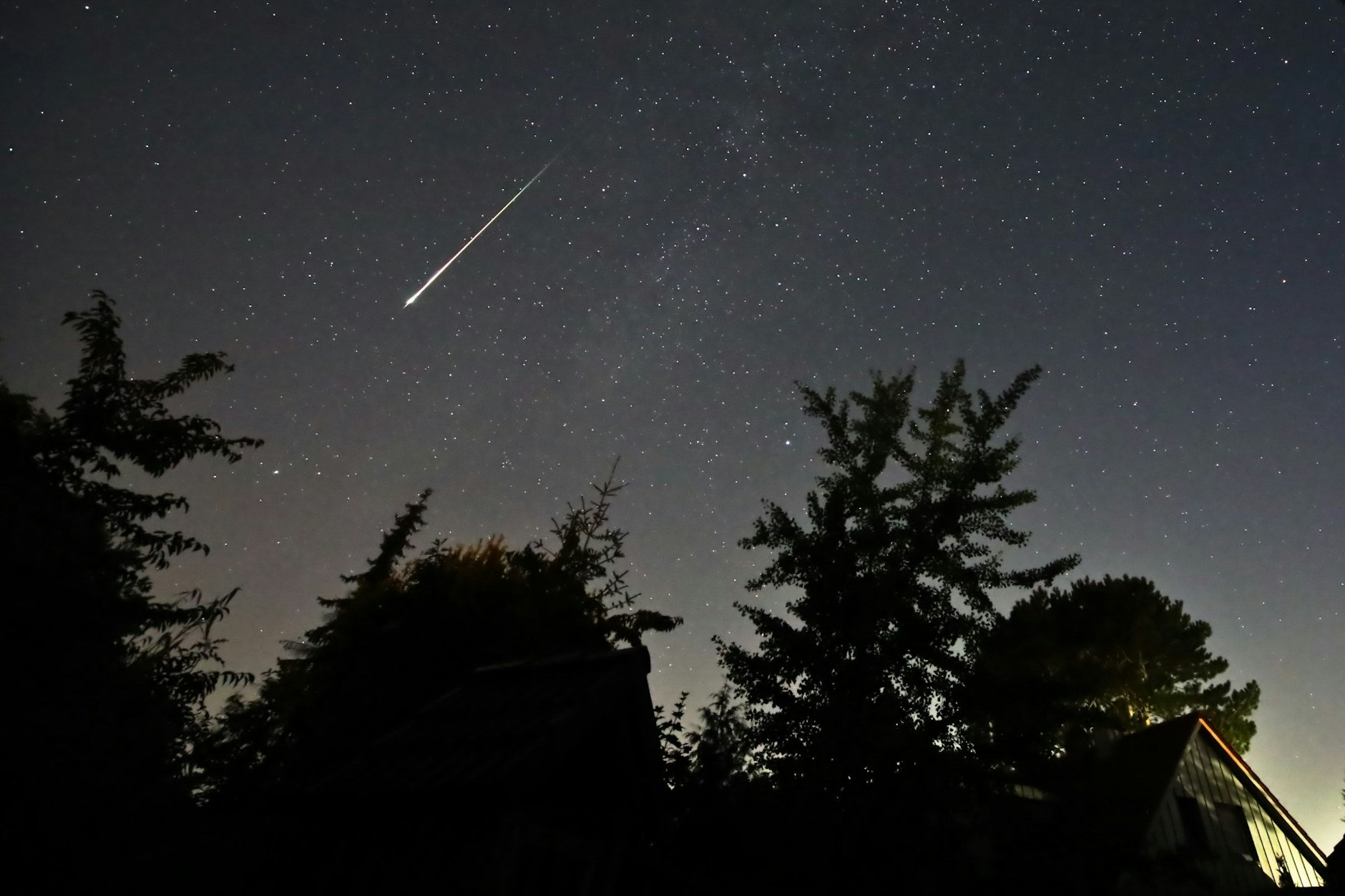 Ein Perseidenmeteor zieht vor einem Jahr in der Nacht über den Himmel in Deutschland.