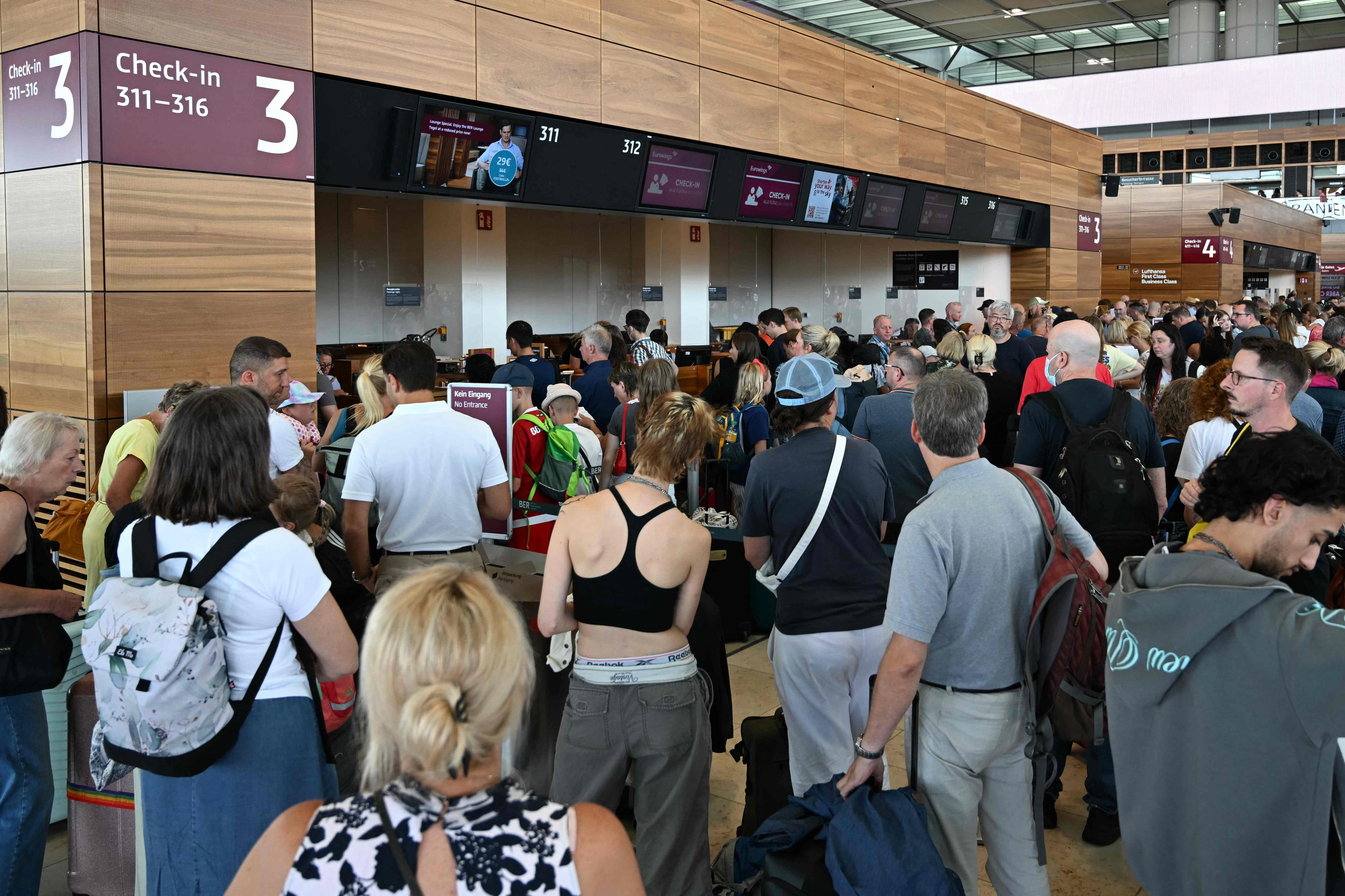Zahlreiche Passagiere warten am BER auf den Check-in.