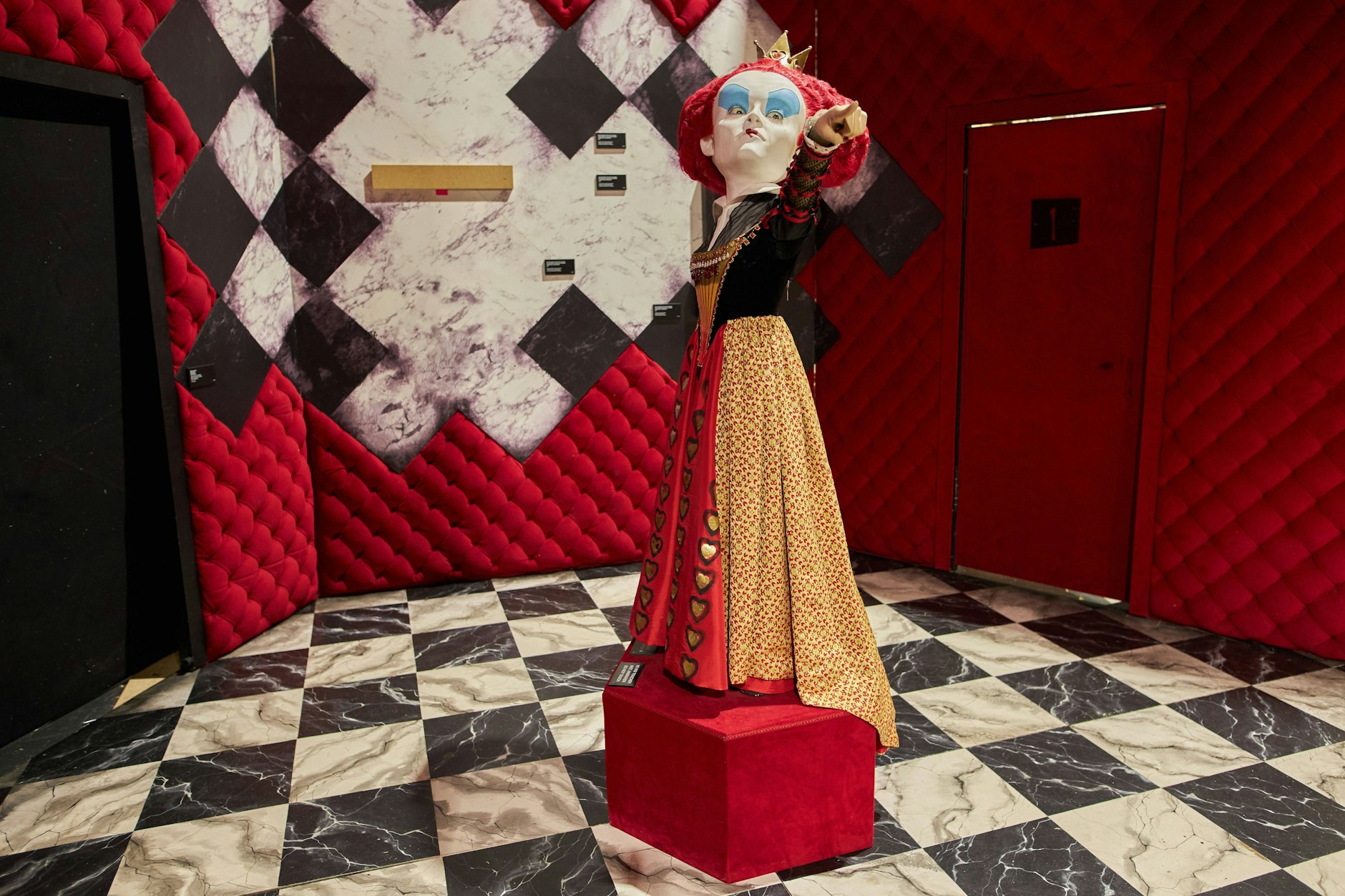 Die Herzkönigin aus „Alice im Wunderland“ (2010) von Tim Burton in der Berliner Ausstellung.