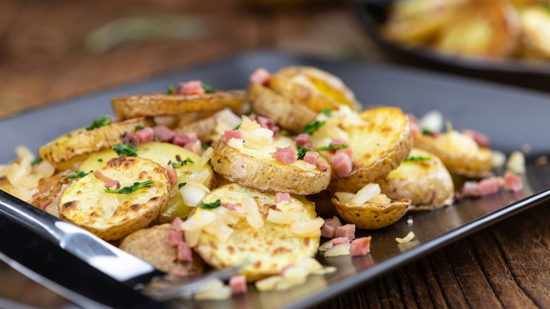 Lecker! Diese auch Almkartoffeln genannten Bratkartoffeln sind deftig und würzig - und eignen sich als eigenständiges Gericht oder als Beilage.