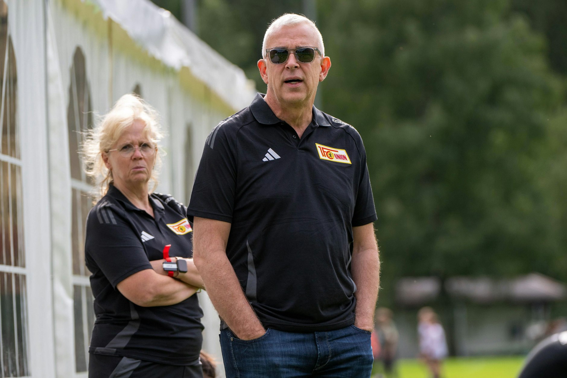 Dirk Zingler (59), Präsident des 1. FC Union, hält nur bedingt nach einem neuen Hauptsponsor Ausschau und verteilt dabei eine Spitze gegen Borussia Dortmund.&nbsp;&nbsp;
