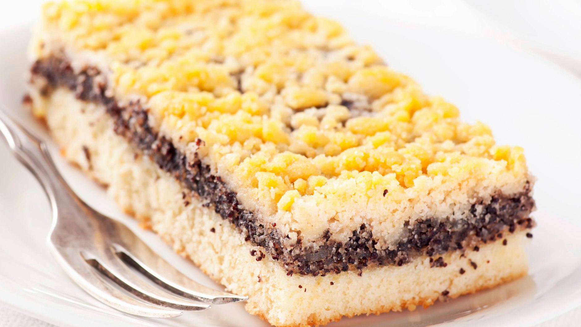 Mohnkuchen gibt es in den unterschiedlichsten Varianten - Rezepte mit Streuseln ist er auch sehr beliebt.