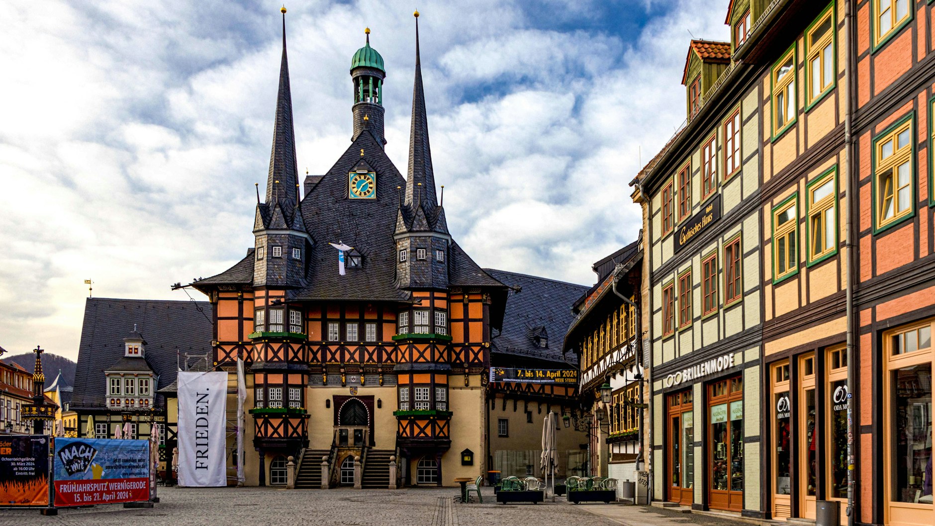 Das Rathaus und der Marktplatz von Wernigerode sind sehenswert - und man kommt von Berlin aus mit dem 49-Euro-Ticket einfach hin.