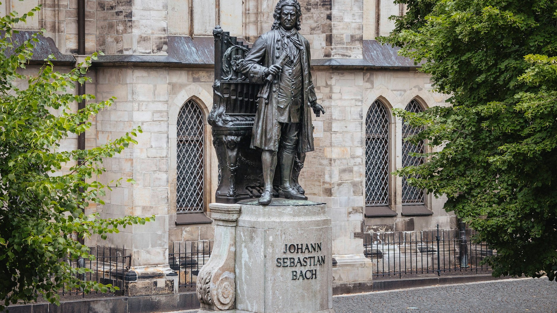 Der berühmte Komponist Johann Sebastian Bach wacht auf dem Thomaskirchhof in Leipzig.