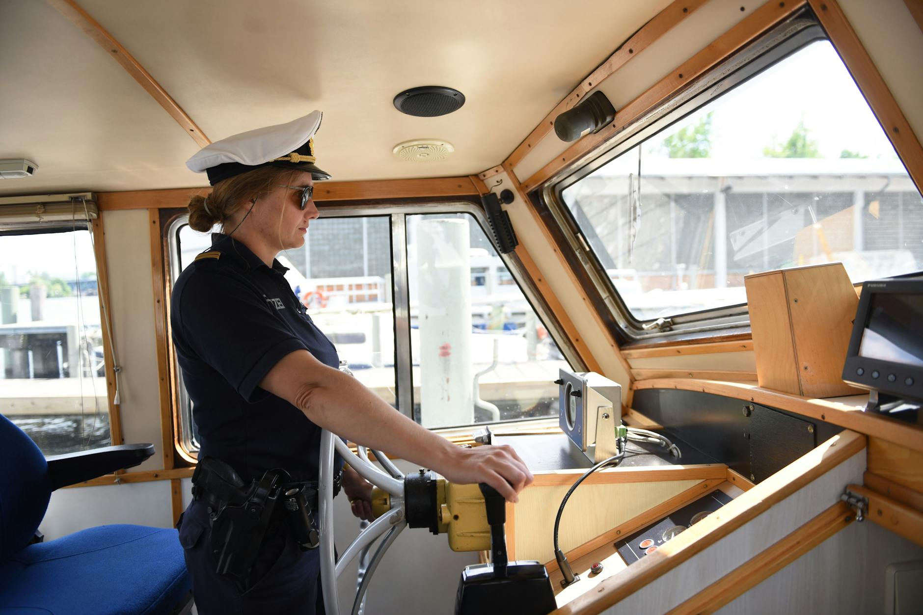 Eine Beamtin der Wasserschutzpolizei ist auf der Spree in Treptow-Köpenick unterwegs.