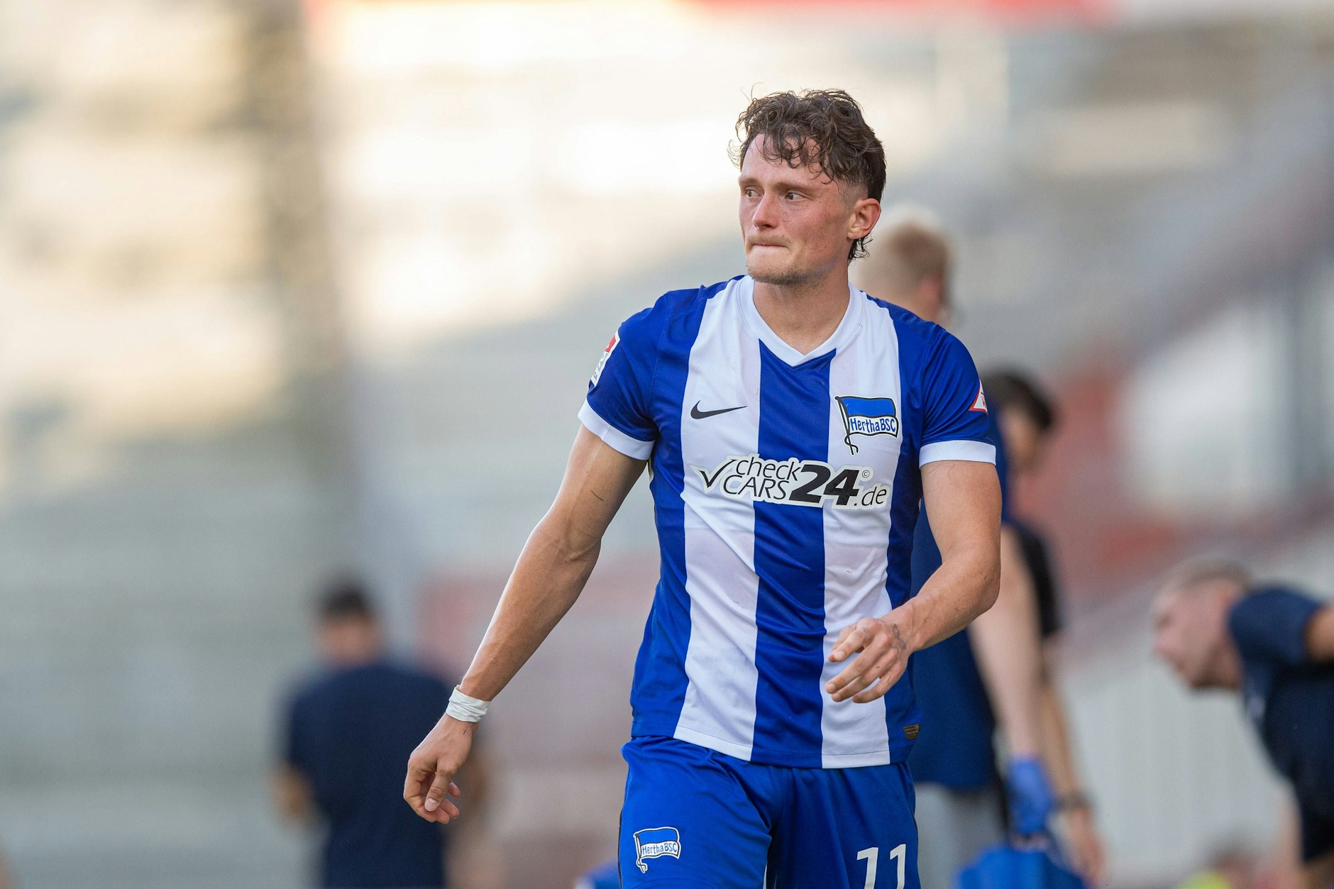 Herthas Fabian Reese hat feuchte Augen und beißt die Lippen bei seiner Auswechslung vor Schmerzen im Knöchel&nbsp; zusammen. Dabei wurde er auch noch von Cottbus-Fans widerwärtig beleidigt.