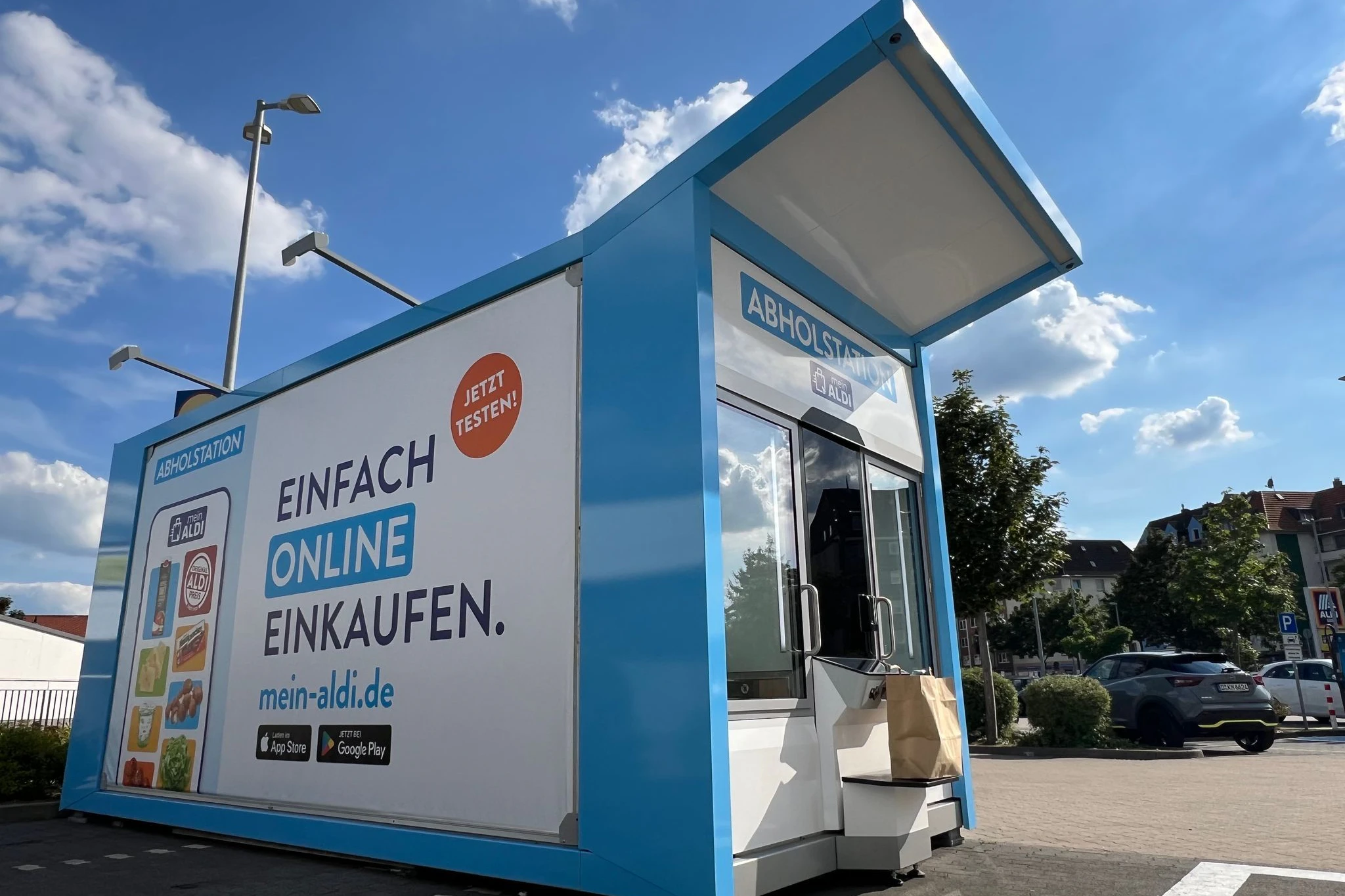 Ein Abholautomat, bei dem die Nutzer vorher online bei&nbsp;Aldi Süd Lebensmittel bestellt haben, steht an einem&nbsp;Parkplatz vor einer Filiale des Discounters.&nbsp;