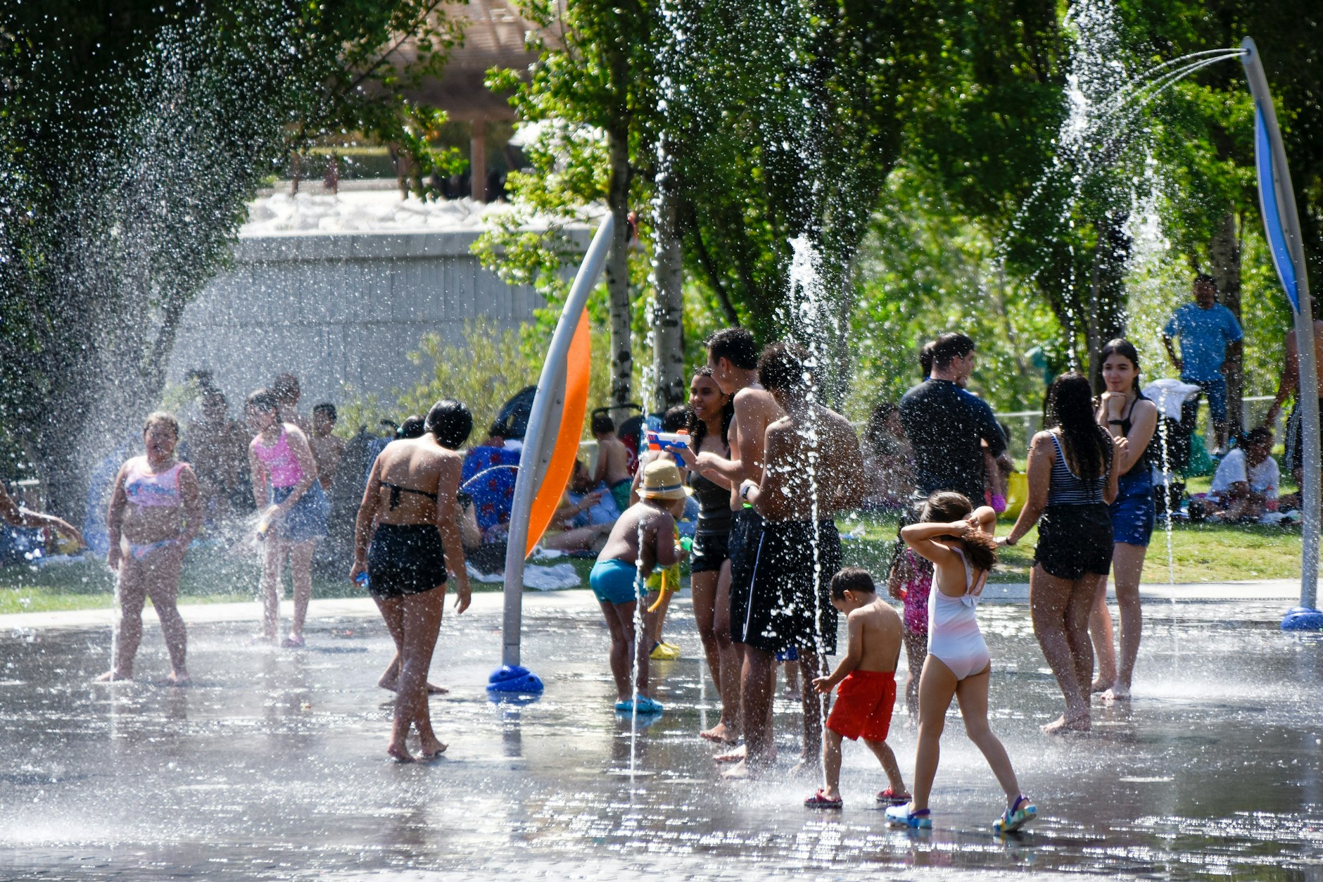 Hitzewelle: Menschen kühlen sich an einem Brunnen bei einem künstlichen Strand im Madrid ab.