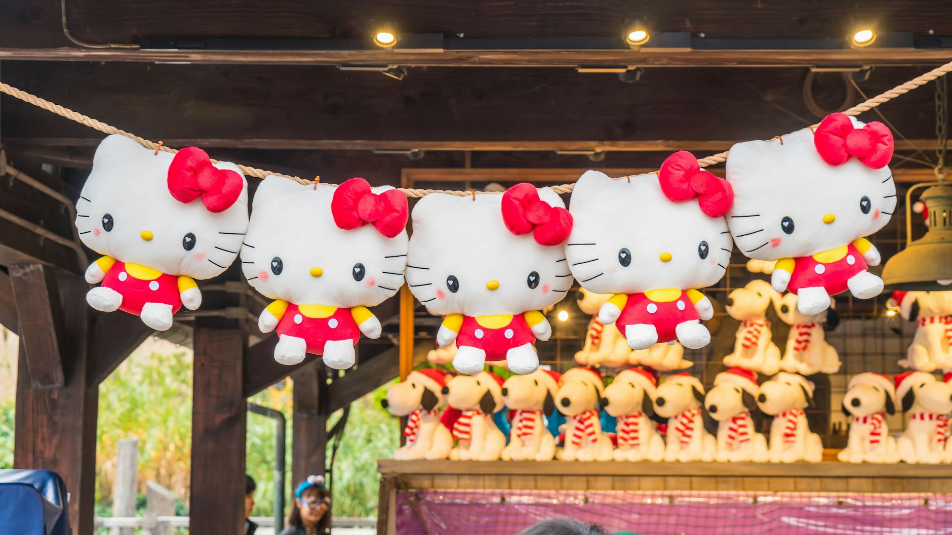 Kinder und Erwachsene aus der ganzen Welt lieben Hello Kitty - ob nun aus Plüsch oder nicht.