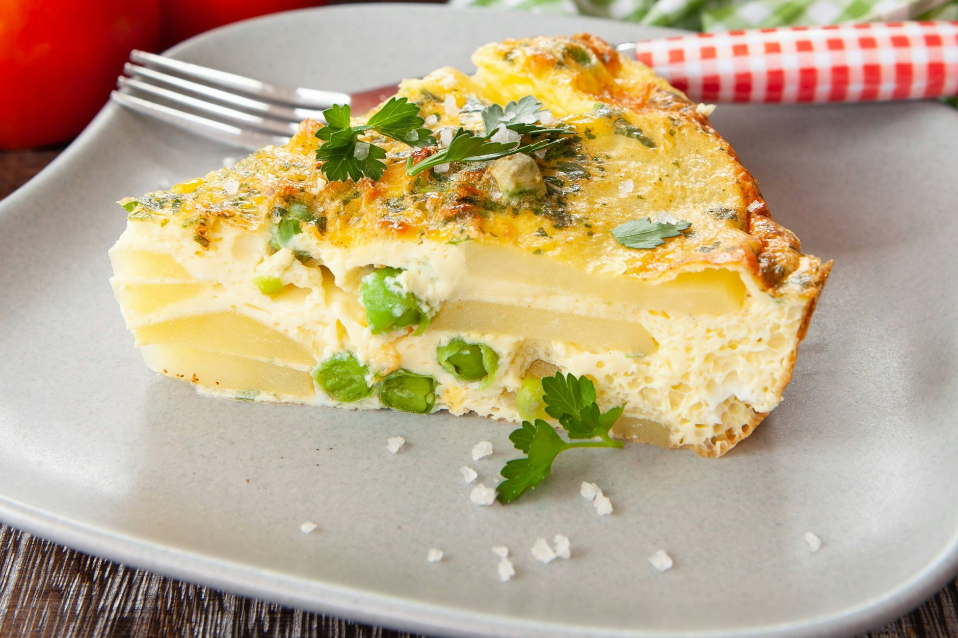 Dieser köstliche Kartoffelkuchen zergeht auf der Zunge - das Rezept setzt auf Erbsen und Parmesan, Sie können die Zutaten aber auch variieren.