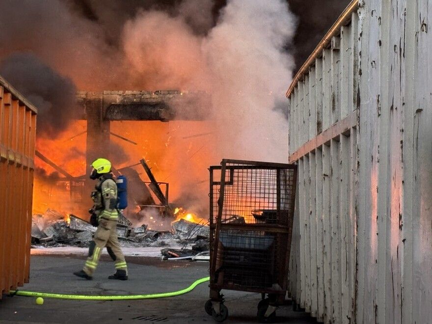 Brand in Berlin-Lichtenberg: Recycling-Hof in Flammen