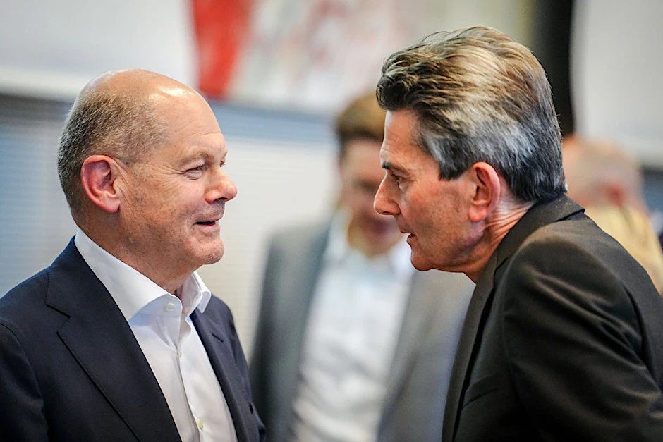 Rolf Mützenich (r.), Vorsitzender der SPD-Bundestagsfraktion, hat sich gegen die geplante Stationierung von US-Tomahawk in Deutschland ausgesprochen.