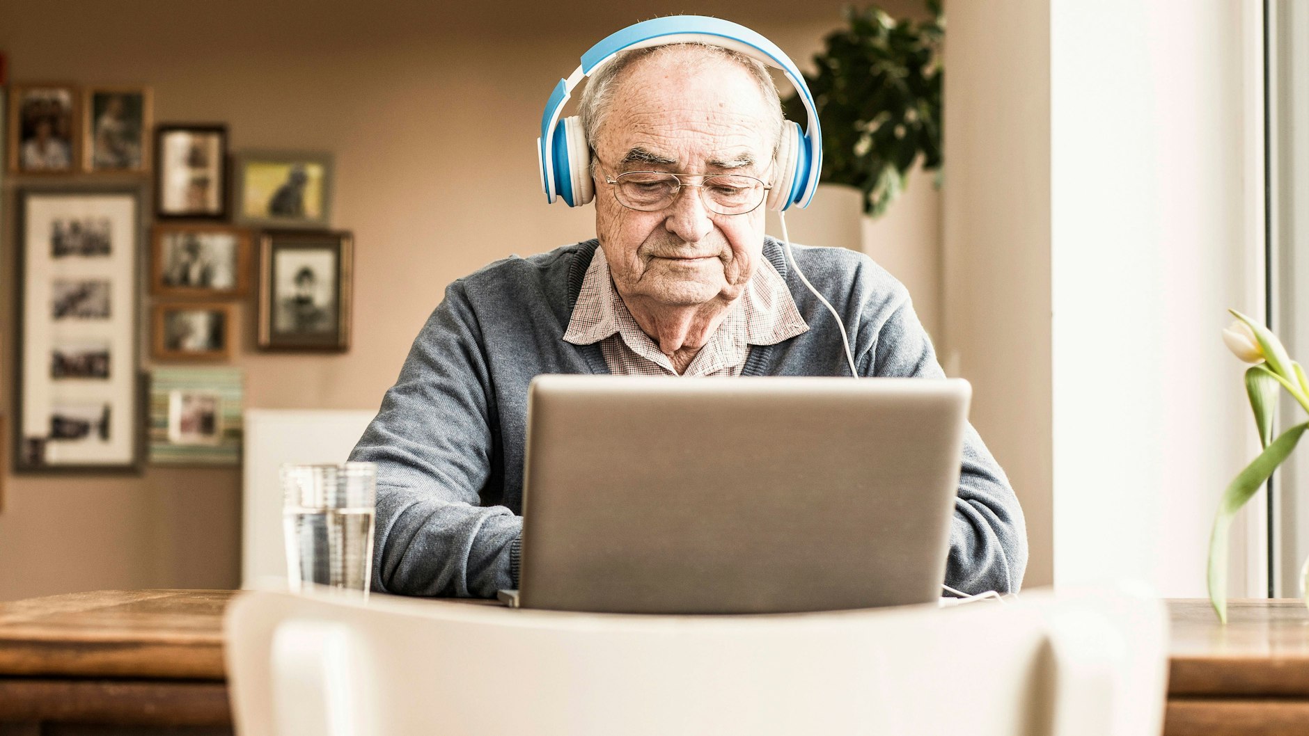 Mit 70 Jahren noch arbeiten? Laut einem Experten soll das möglich sein - zumindest bei Menschen in Bürojobs.