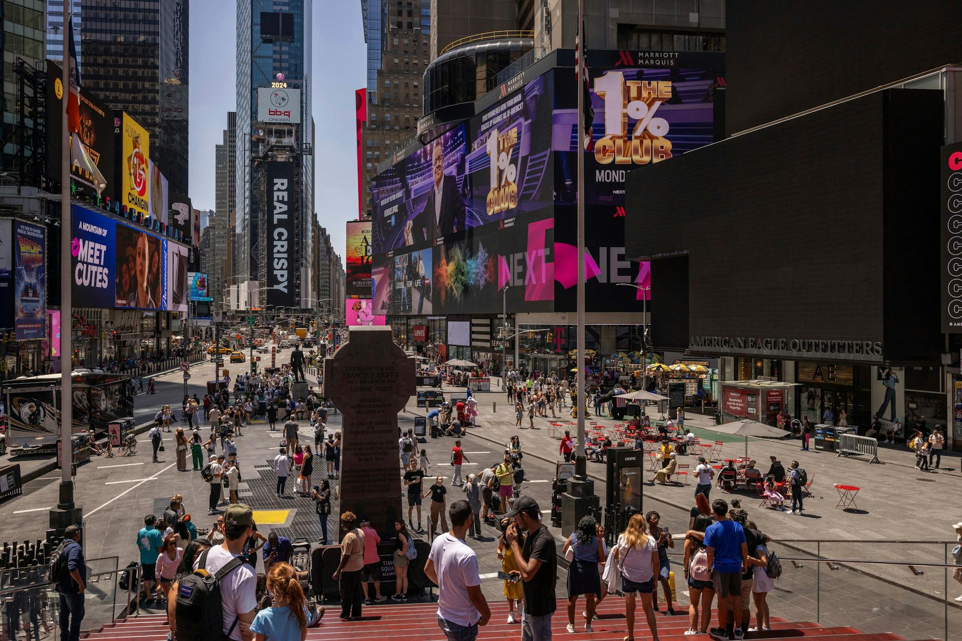 New York: Fußgänger gehen auf dem Times Square an Bildschirmen vorbei, die aufgrund des IT-Ausfalls schwarz sind.