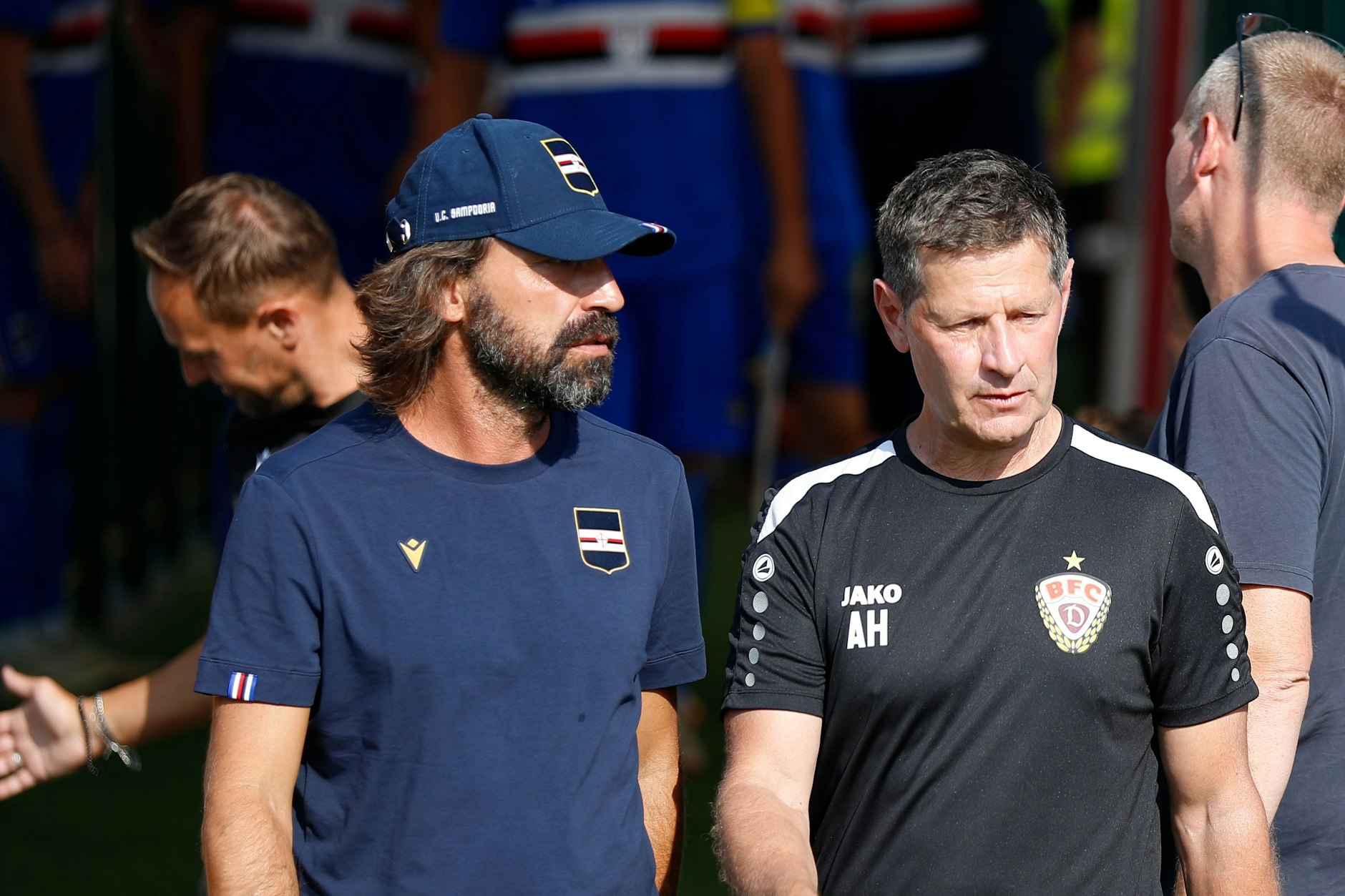 Genua-Trainer Andrea Pirlo (l.) schütze sich vor der Sonne im Sportforum mit einer Mütze, BFC-Kollege Andreas Heraf bevorzugte ungestörte Sicht.