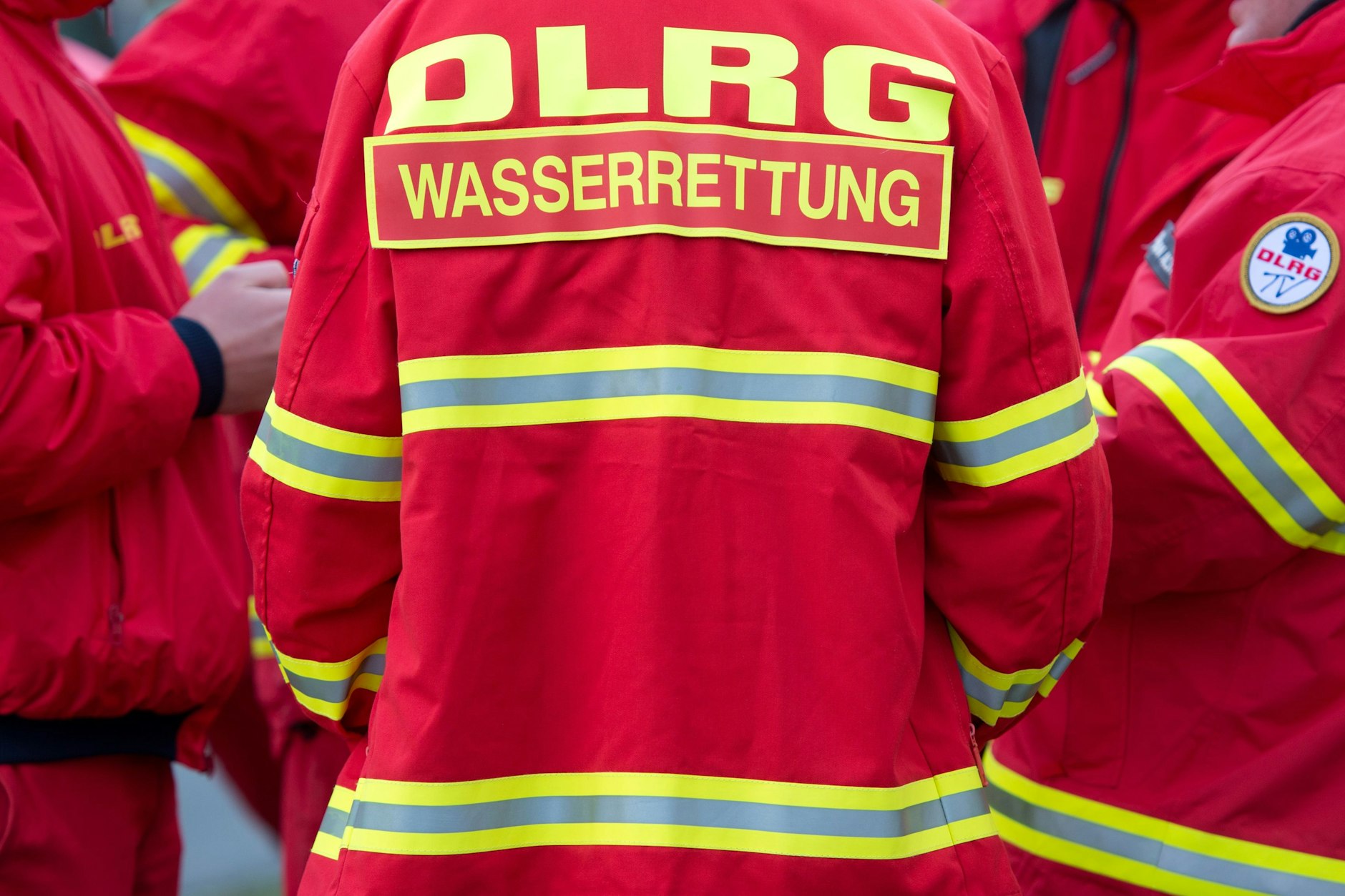 Mitarbeiter der DLRG besprechen einen Einsatz.&nbsp;