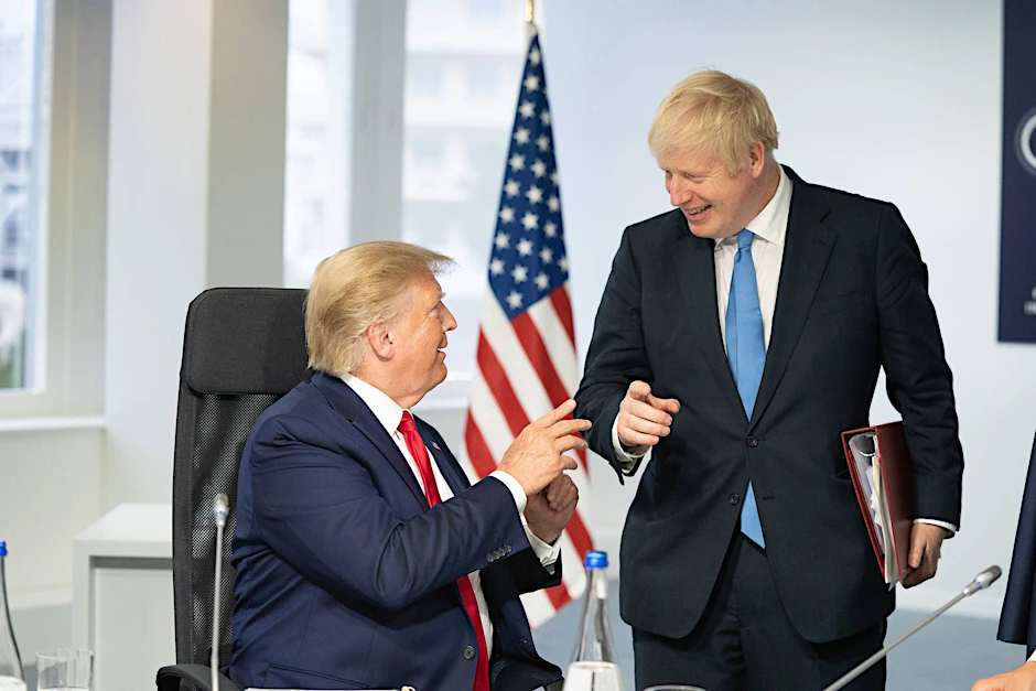 26.08.2019: Donald Trump (l.) und Boris Johnson treffen sich am Rande eines G7-Gipfels in Frankreich.