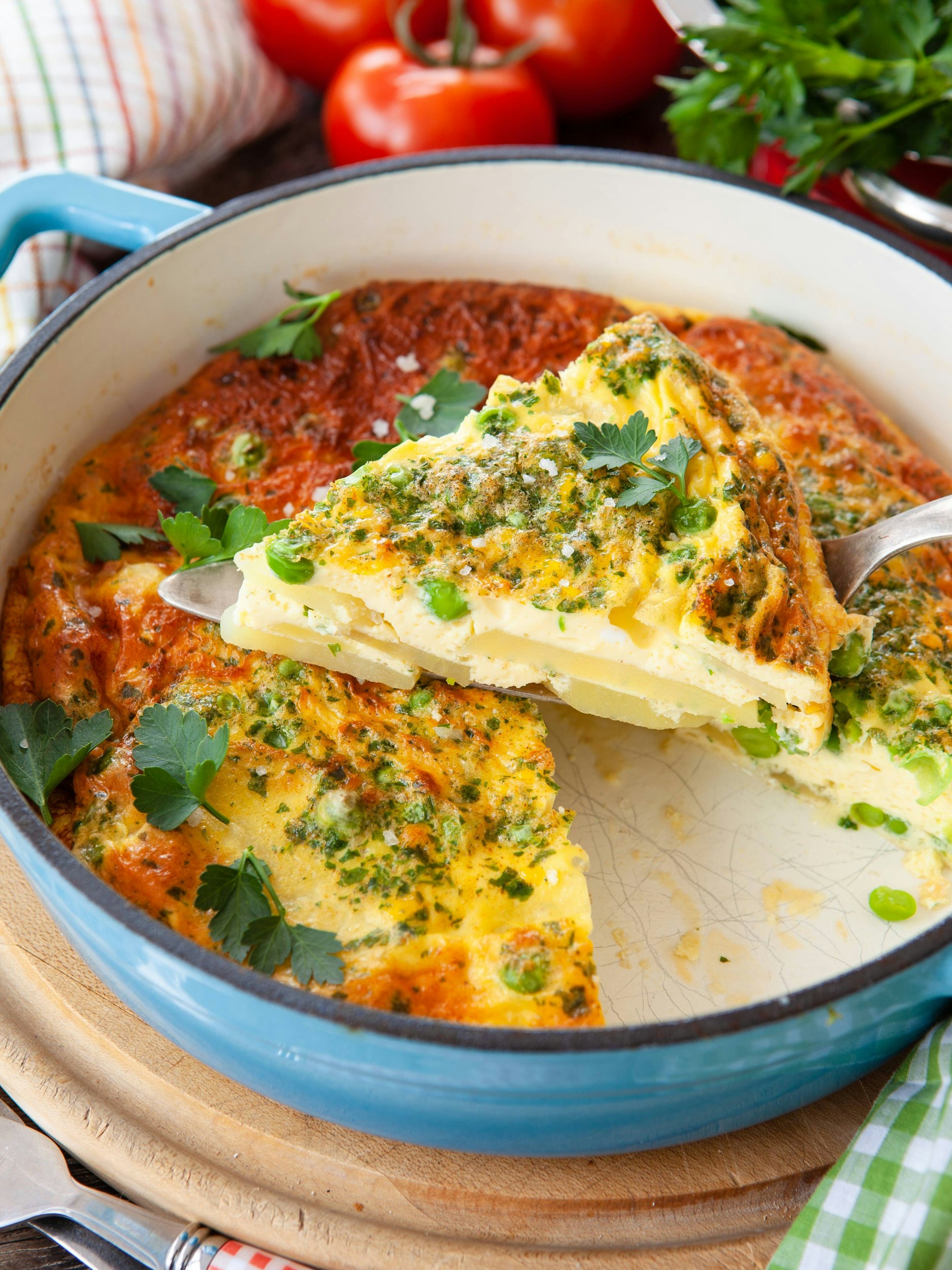 Der leckere Kartoffelkuchen mit Erbsen, Parmesan und Knoblauch ist das perfekte Abendessen.