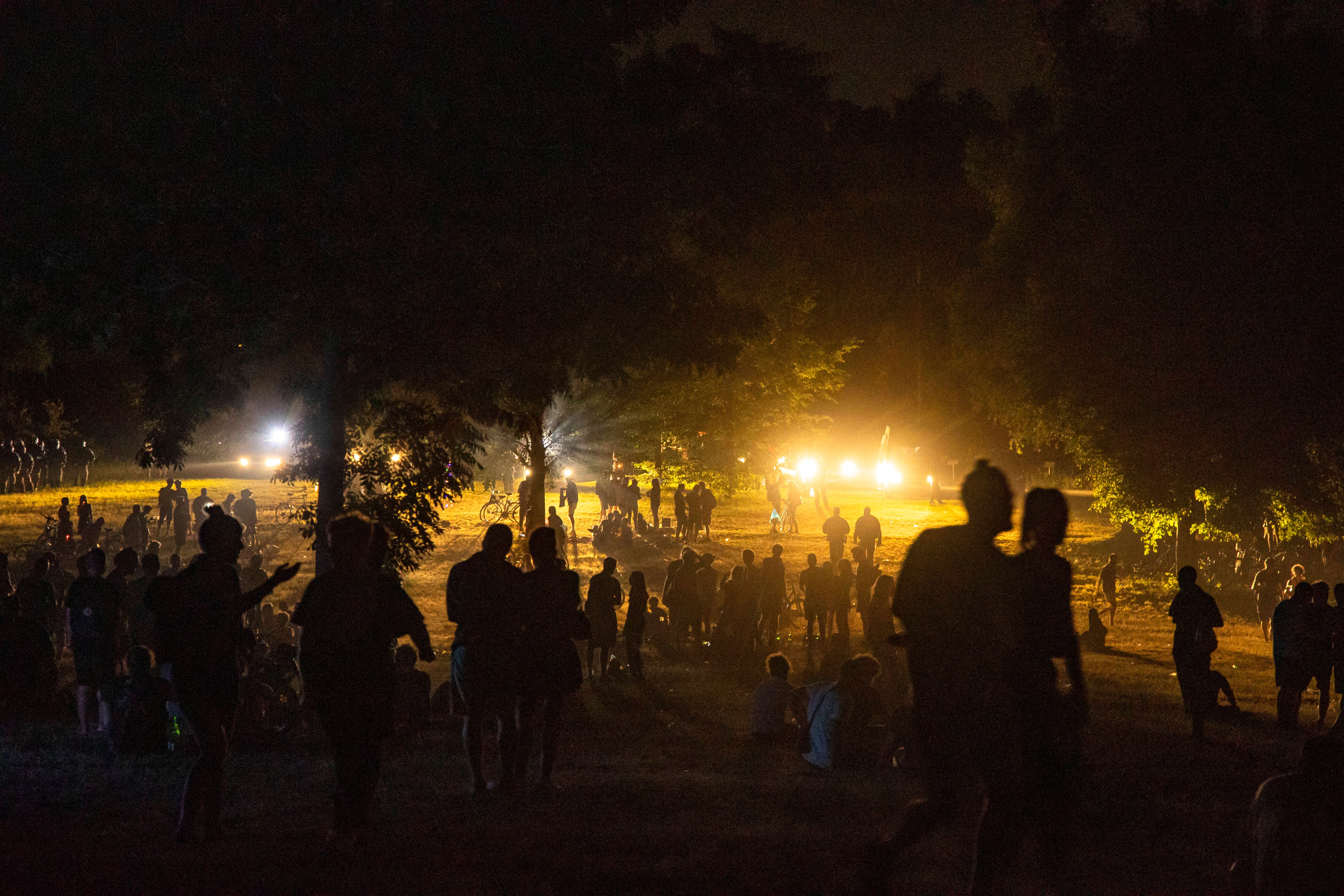 Volkspark Hasenheide in Berlin-Neukölln: Feiernde geraten mit Polizei aneinander