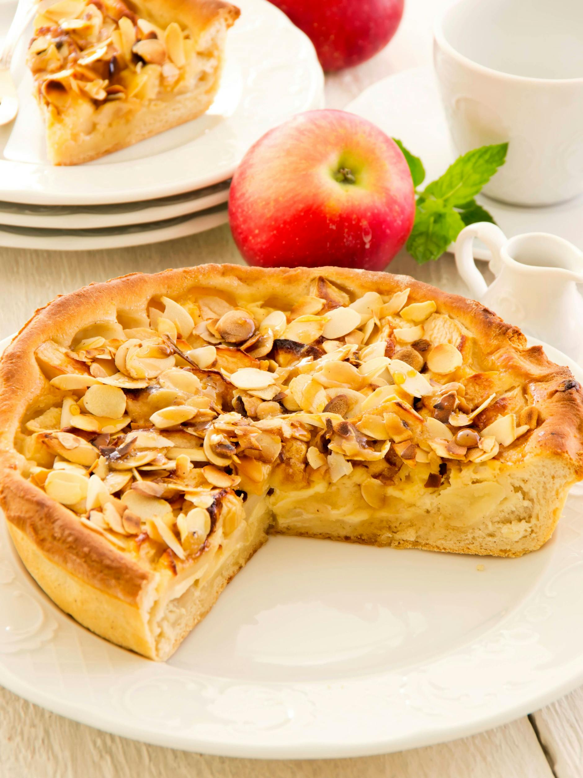 Apfelkuchen ist wirklich lecker - es gibt ihn in etlichen Varianten. Dieser setzt auf eine cremige Pudding-Füllung und Crème fraîche im Teig.