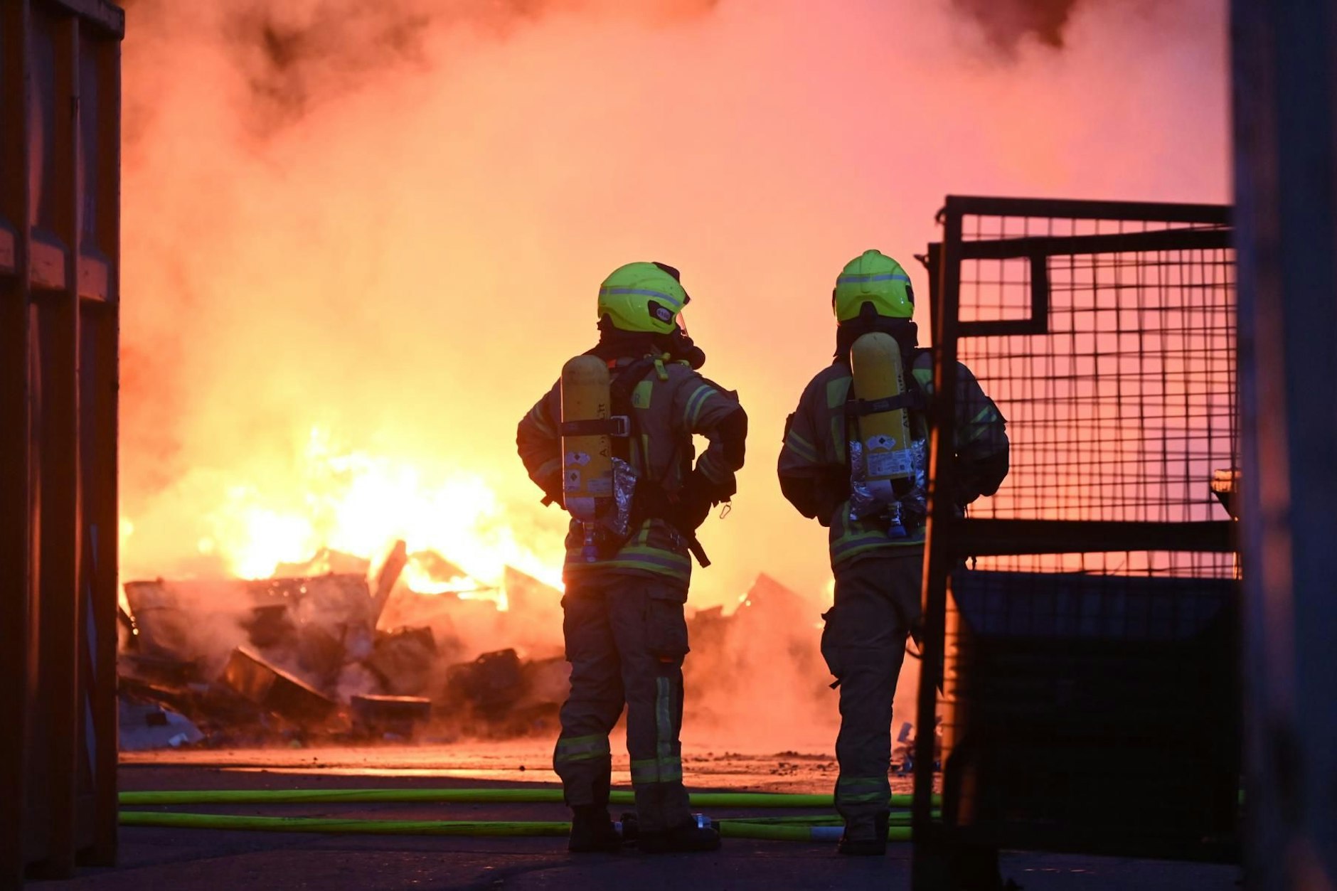 Bei einem Entsorgungsbetrieb in Hohenschönhausen kam es am Sonnabend zu einem schweren Brand.