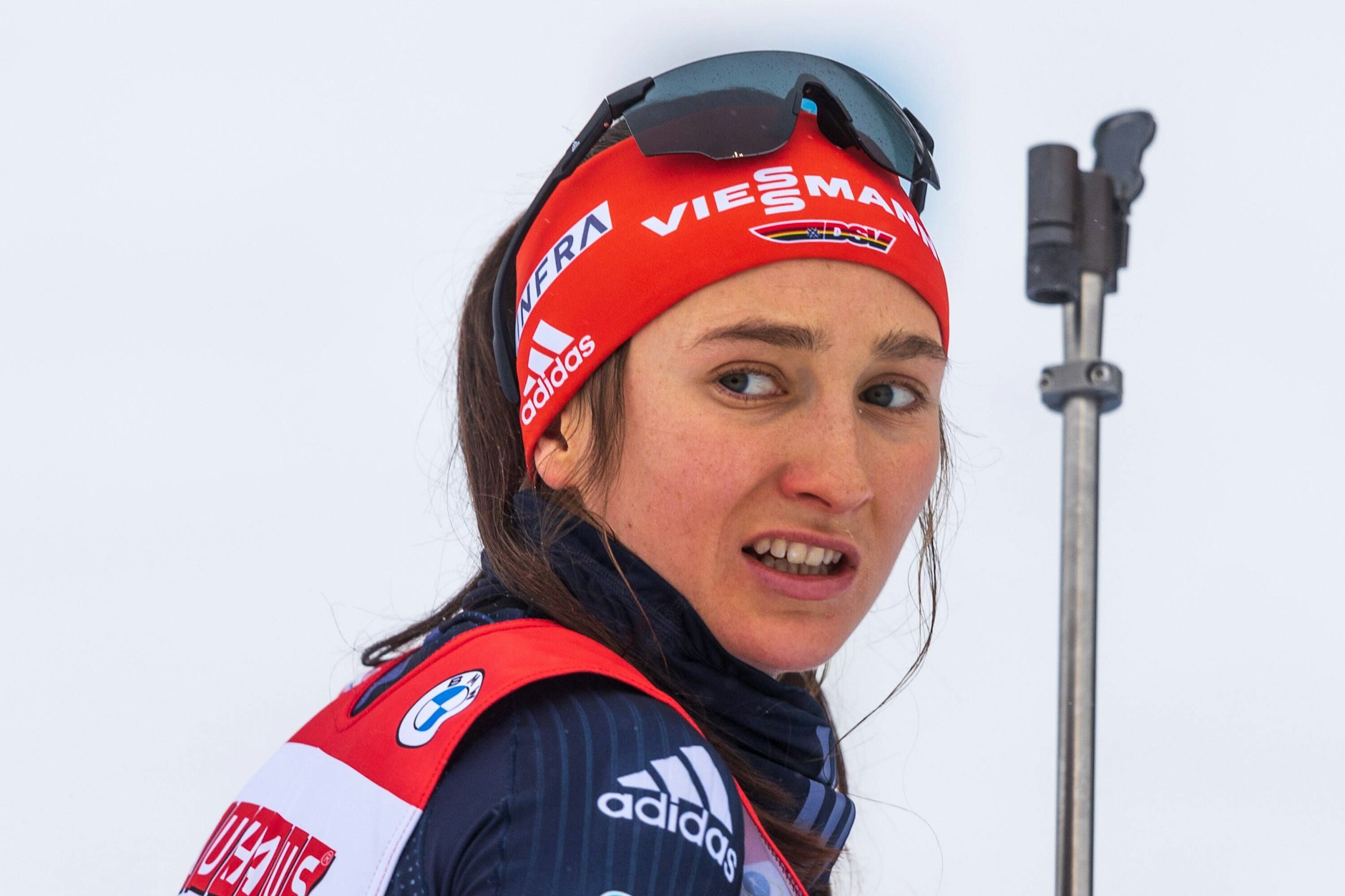 Im März hatte Biathletin Juliane Frühwirt einen schweren Unfall - sie spießte sich den Skistock durch die Wange.