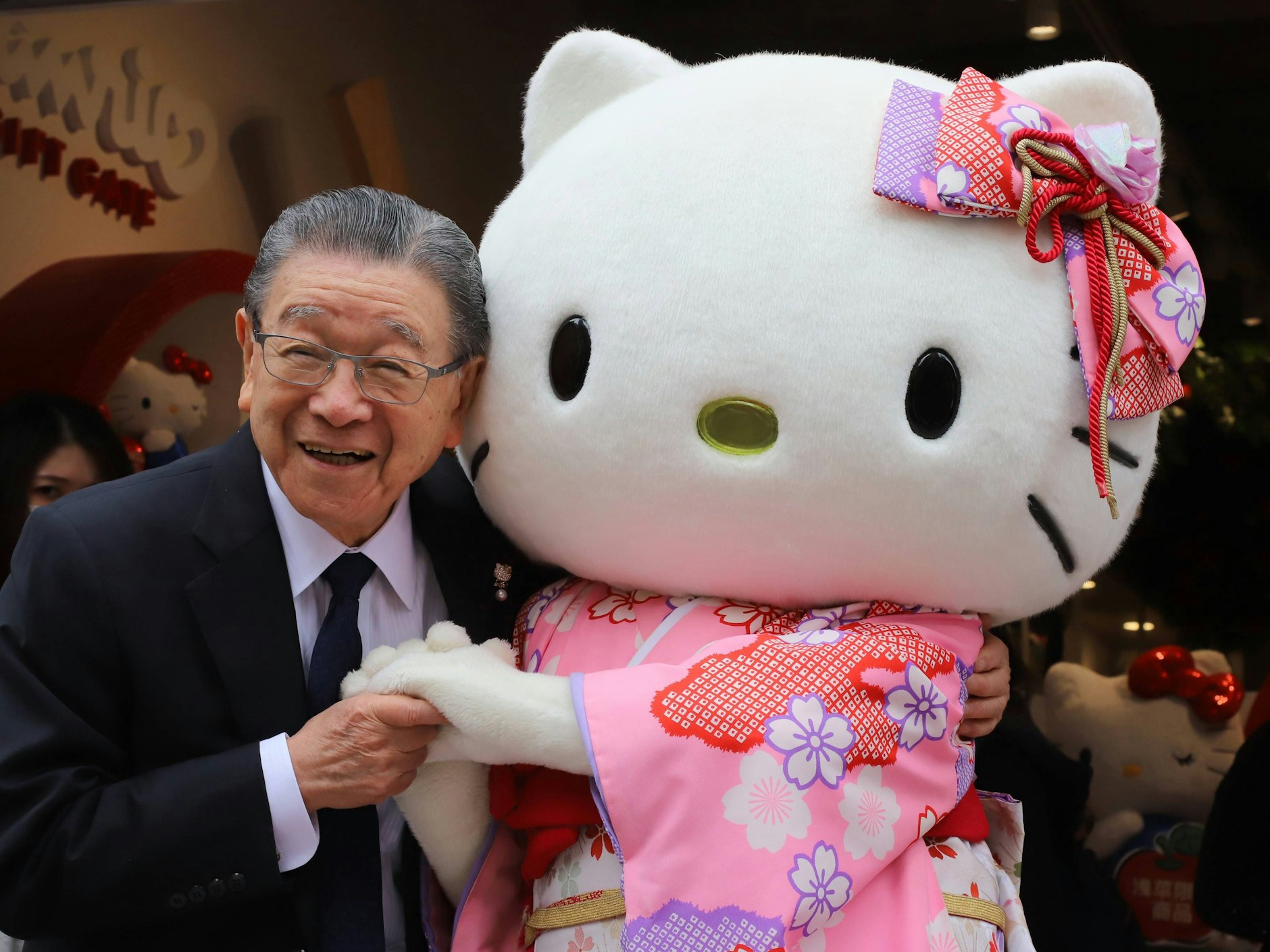 Er wird es wissen: Shintaro Tsuji, Präsident der Firma Sanrio, mit Helllo Kitty.