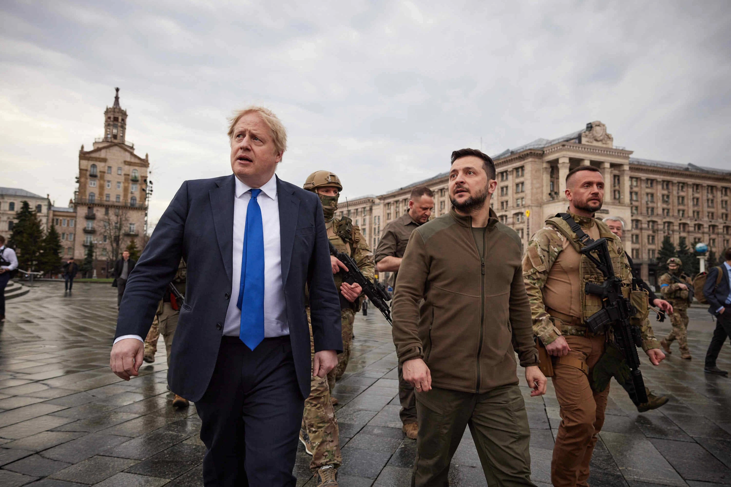 09.04.2022: Boris Johnson (l.), damaliger Premierminister Großbritanniens, und Wolodymyr Selenskyj, Präsident der Ukraine, in Kiew.