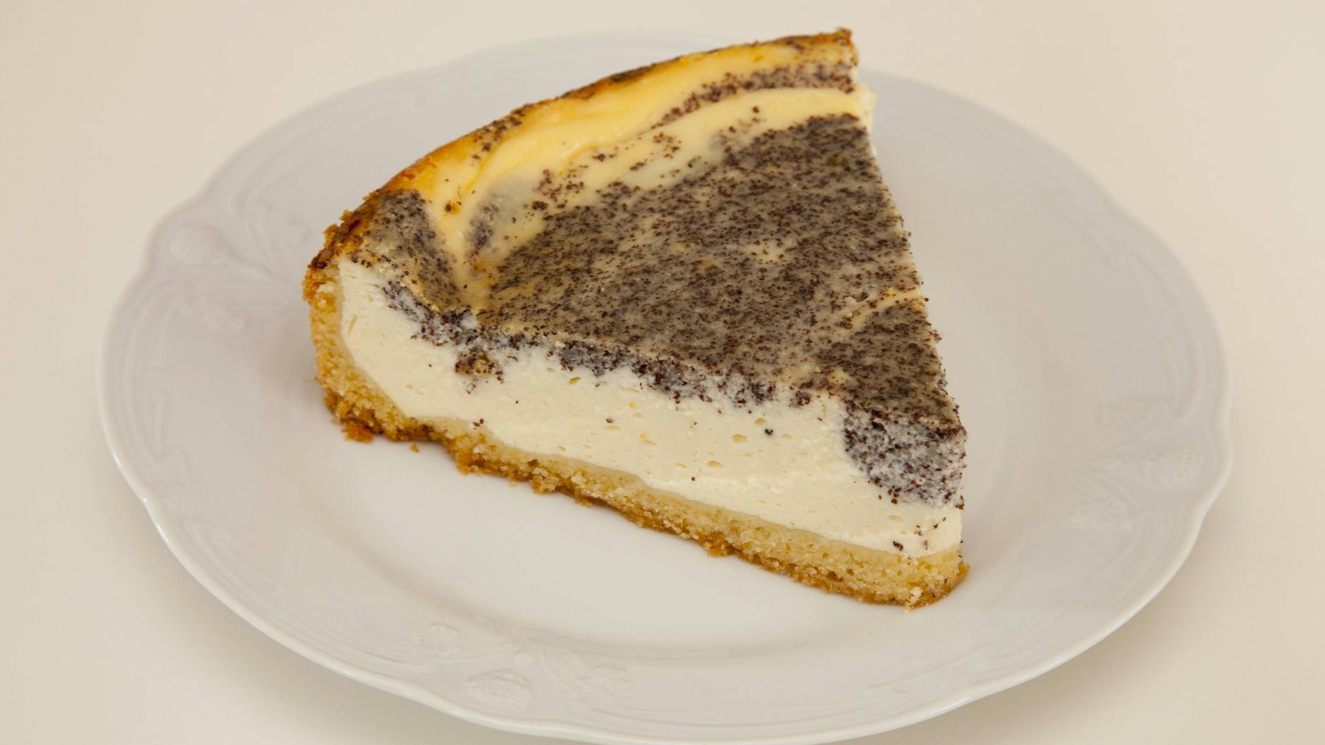 Sie können die Mohn-Käsekuchen auch anders schichten: Geben Sie die Mohnmasse auf die Käsekuchen-Masse und verwirbeln Sie mit einer Gabel alles leicht. Gleiches Rezept, anderes Aussehen!