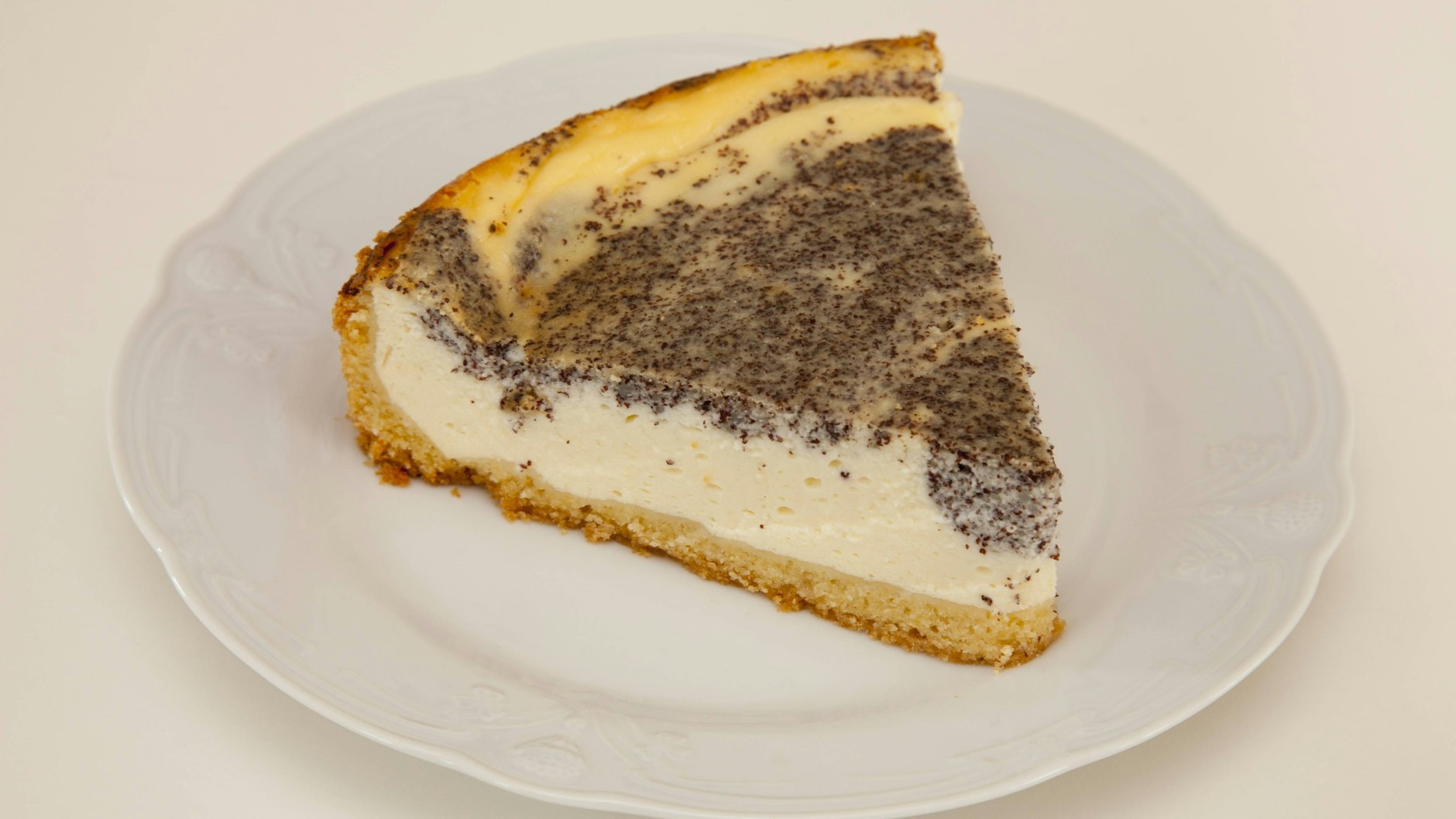 Sie können die Mohn-Käsekuchen auch anders schichten: Geben Sie die Mohnmasse auf die Käsekuchen-Masse und verwirbeln Sie mit einer Gabel alles leicht. Gleiches Rezept, anderes Aussehen!