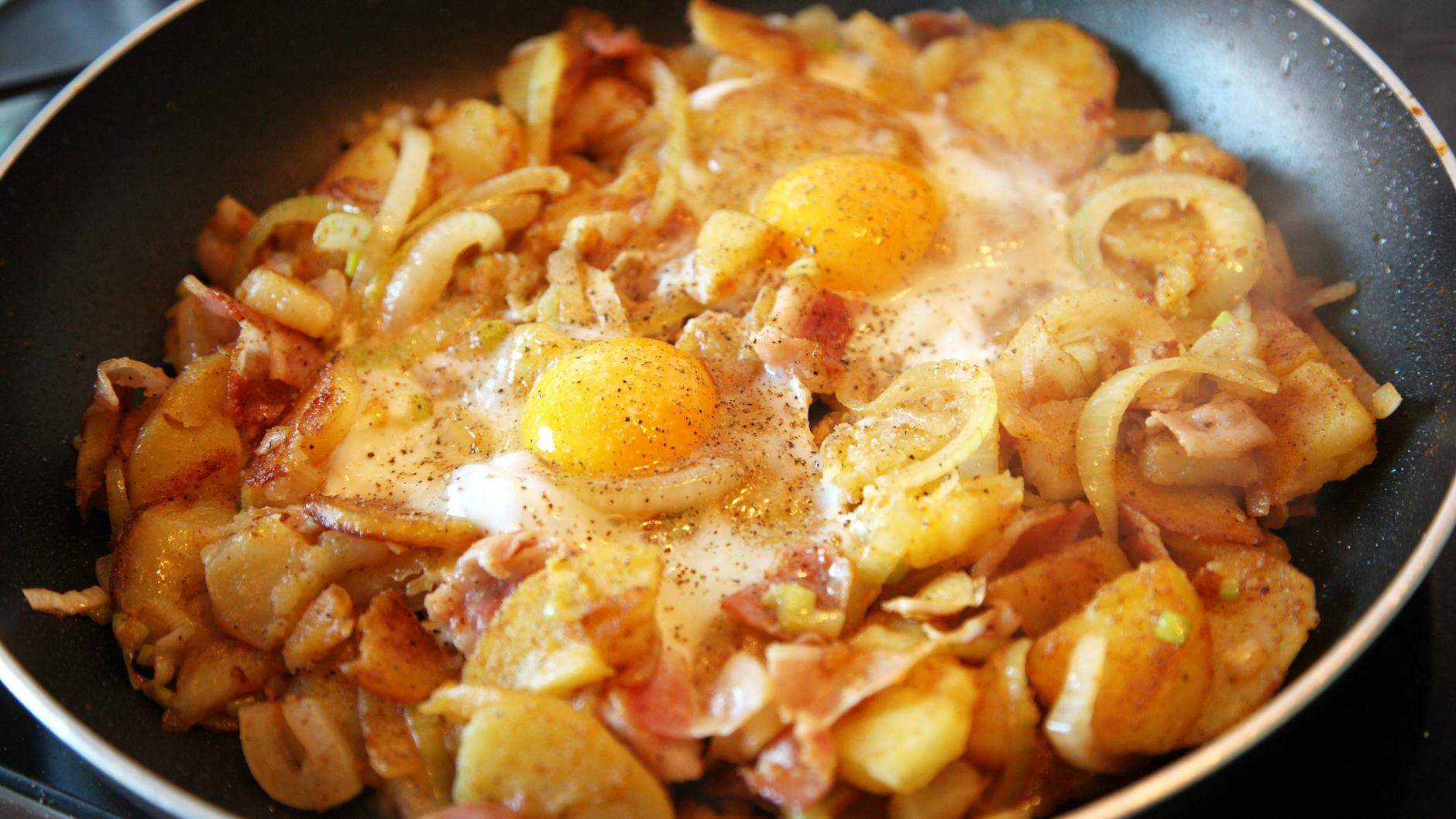 Hoppel Poppel kann mit Spiegelei oder Rührei zubereitet werden - an dieser Stelle ist das Rezept für das Gericht aus dem Osten sehr variabel.