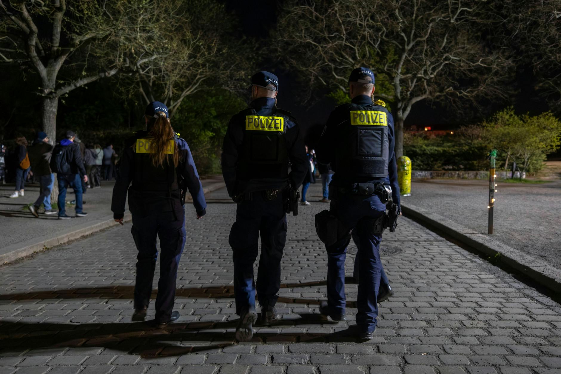 Ein Polizeieinsatz im Mauerpark in Prenzlauer Berg. Nicht nur in der Walpurgisnacht (Foto) ist in dem beliebten Park einiges los.