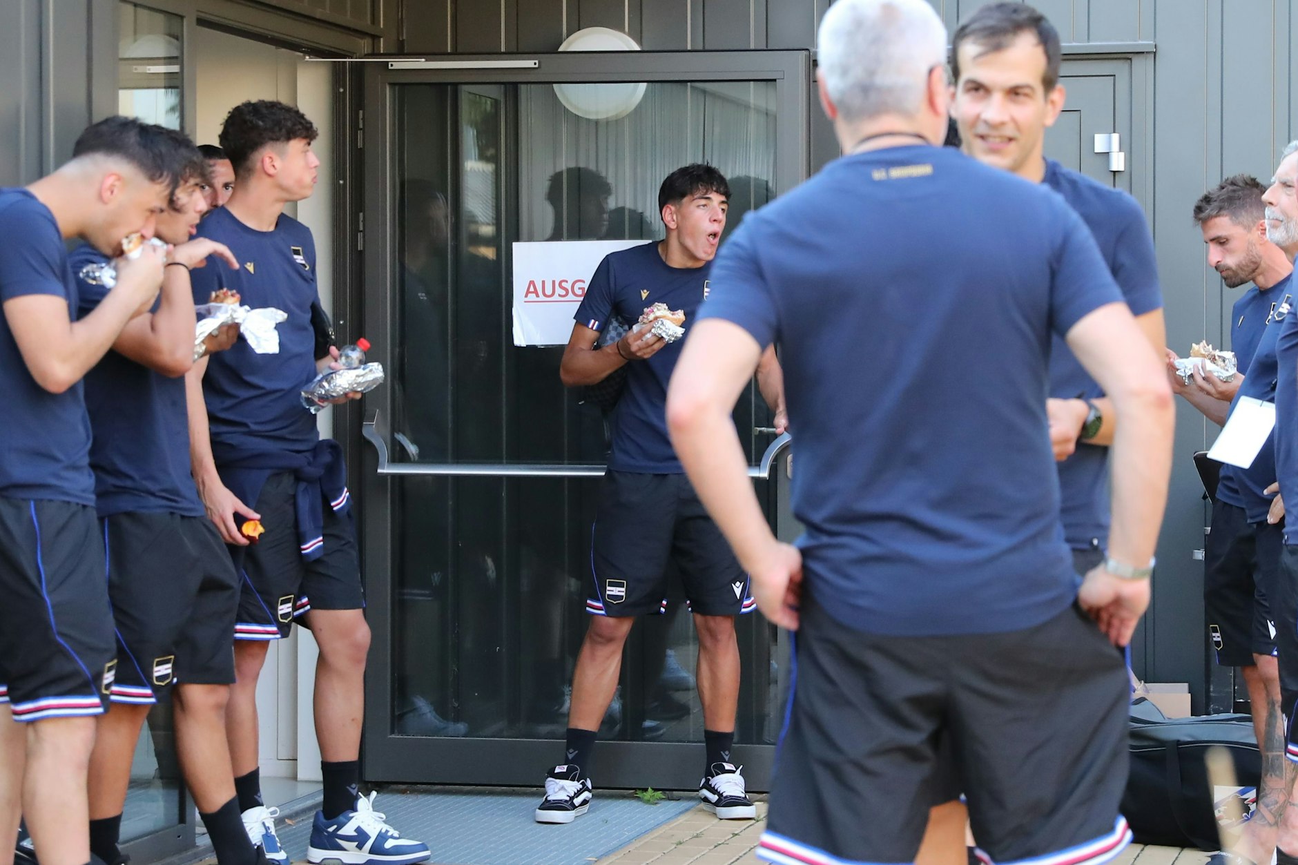 Wohl bekomm’s! Weil die Luft draußen frischer ist, mampfen die Stars von Sampdoria Genua ihre Döner vor der Gästekabine.