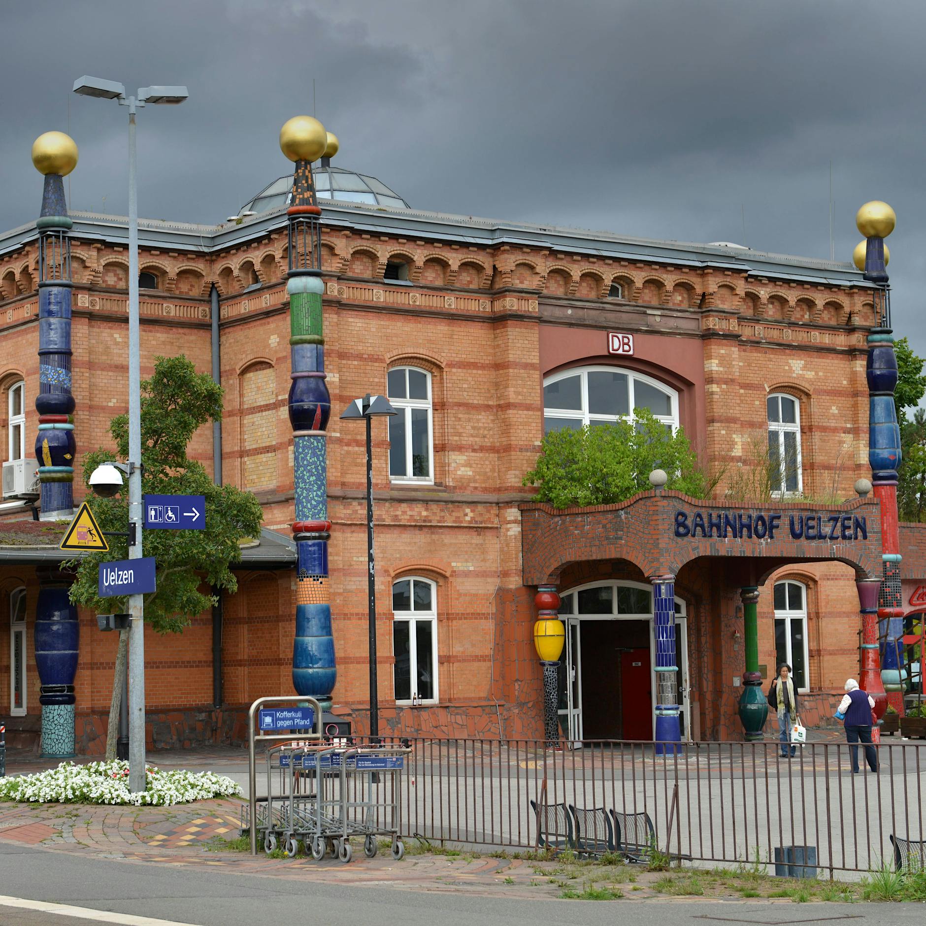 Bahnhof Uelzen: 18-Jähriger stößt Familienvater Treppe runter - tot!
