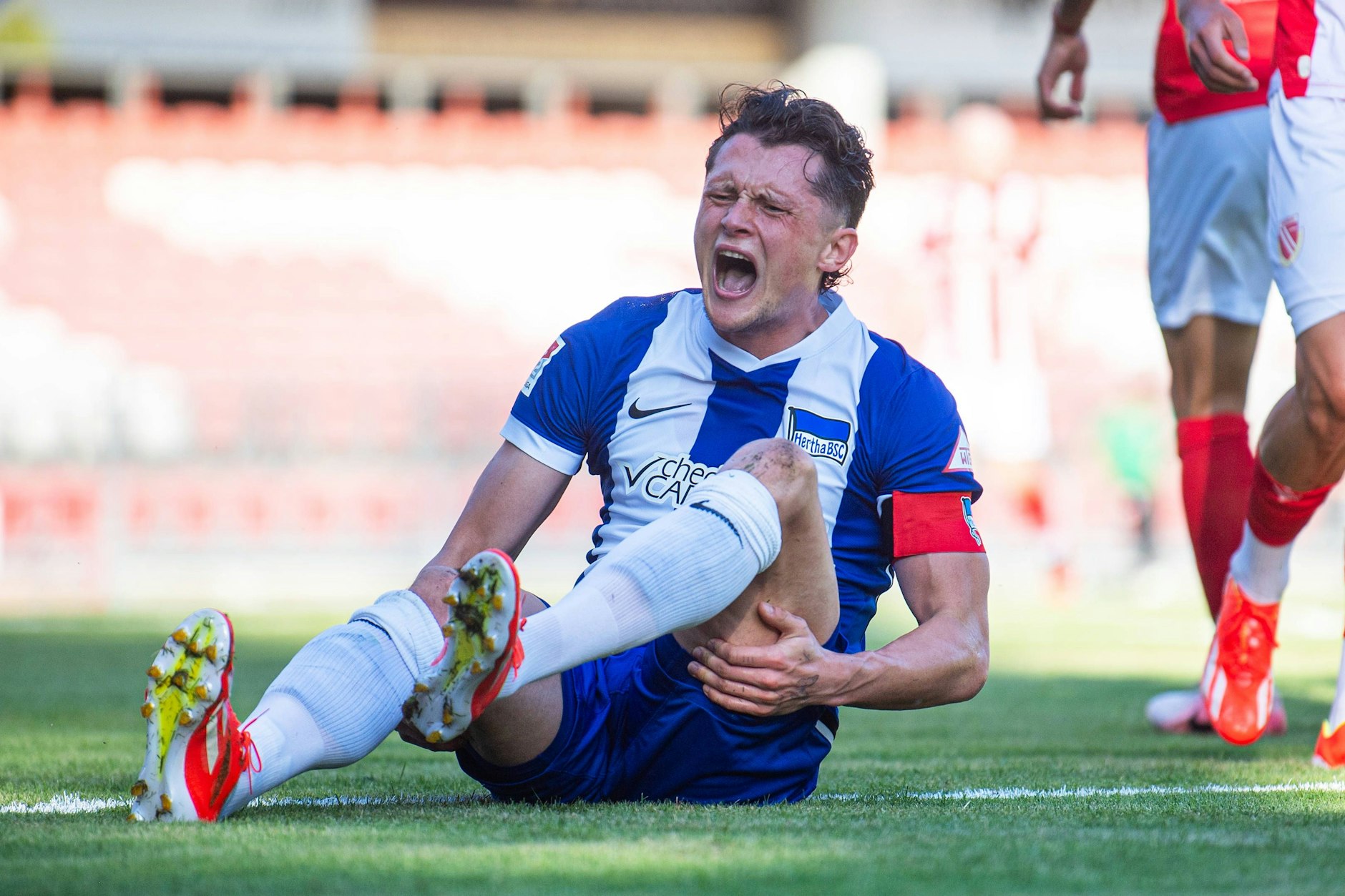 Herthas Publikumsliebling Fabian Reese schreit nach dem üblen Foul durch den Cottbuser Filip Kusic vor Schmerzen.