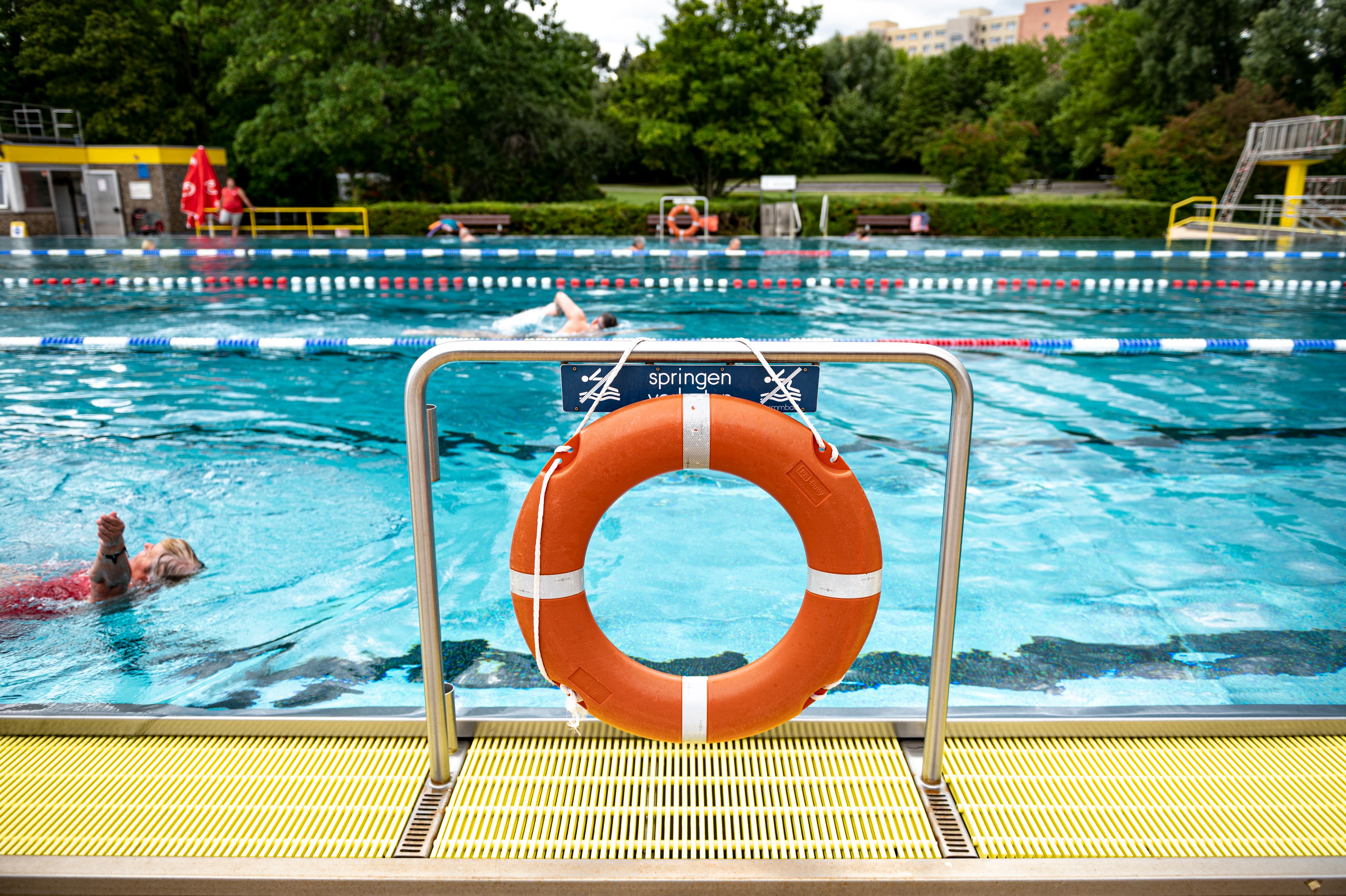 Schlägerei im Freibad: 20 Jugendliche gehen auf zwei Brüder los