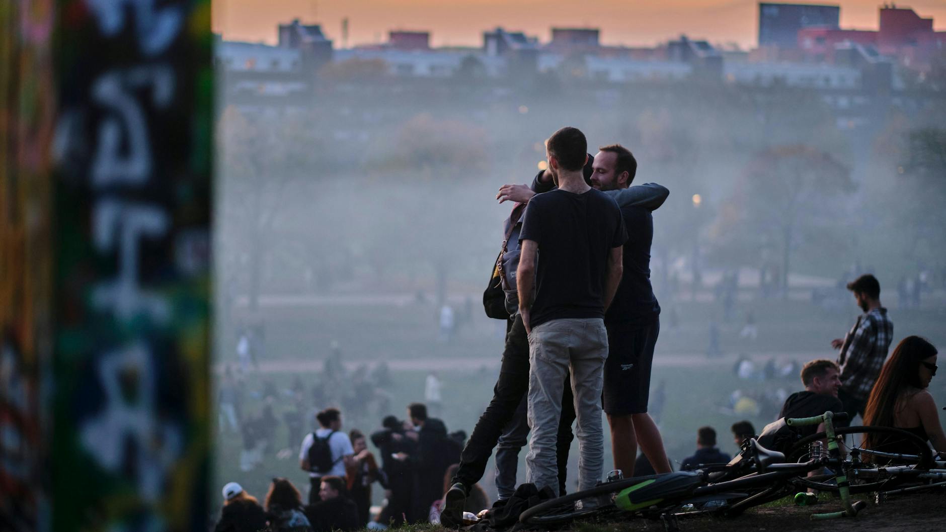 Hier wird gefeiert und gegrillt: Der Berliner Mauerpark ist vor allem für junge Menschen ein beliebtes Anlaufziel.