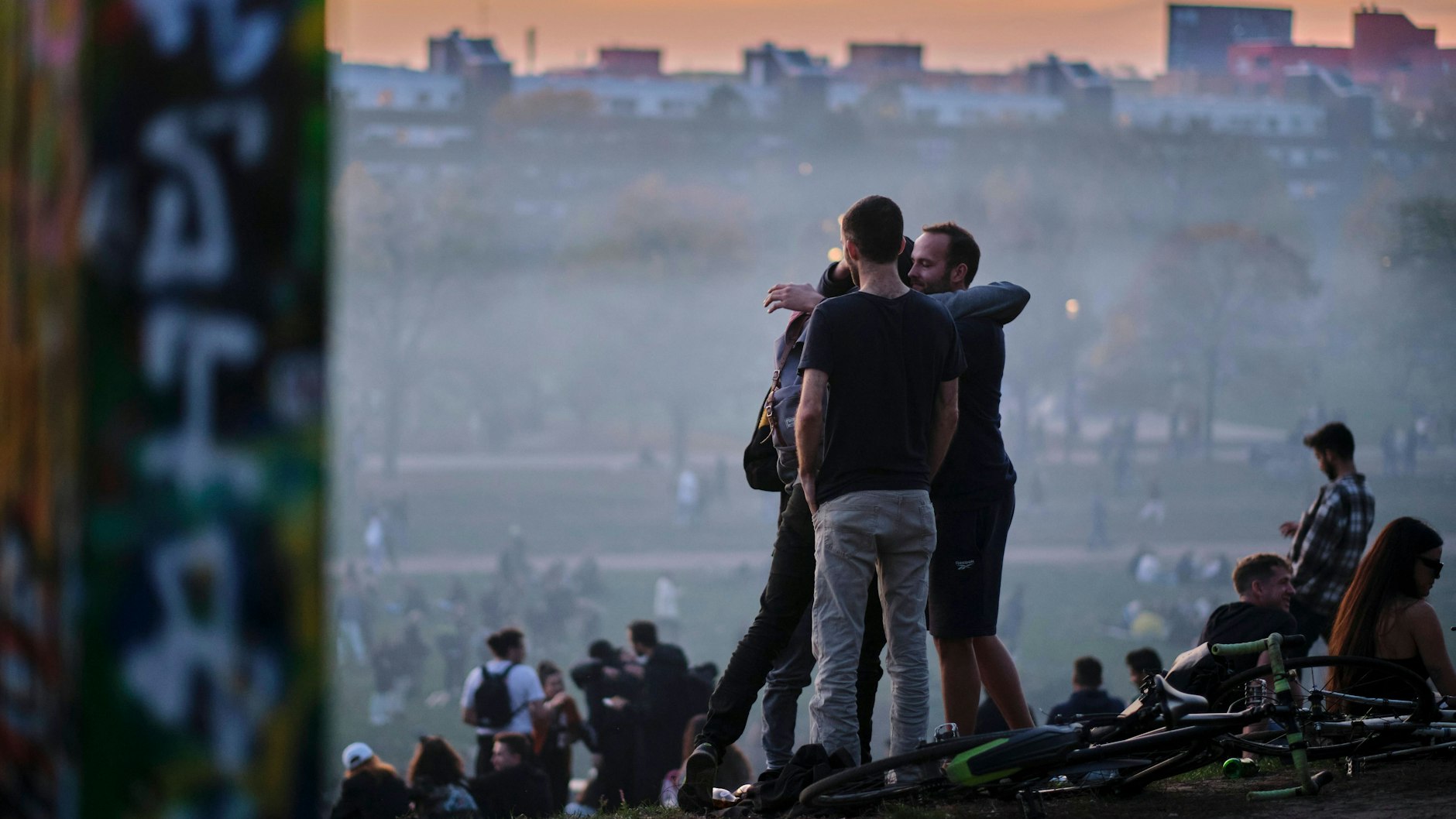Hier wird gefeiert und gegrillt: Der Berliner Mauerpark ist vor allem für junge Menschen ein beliebtes Anlaufziel.