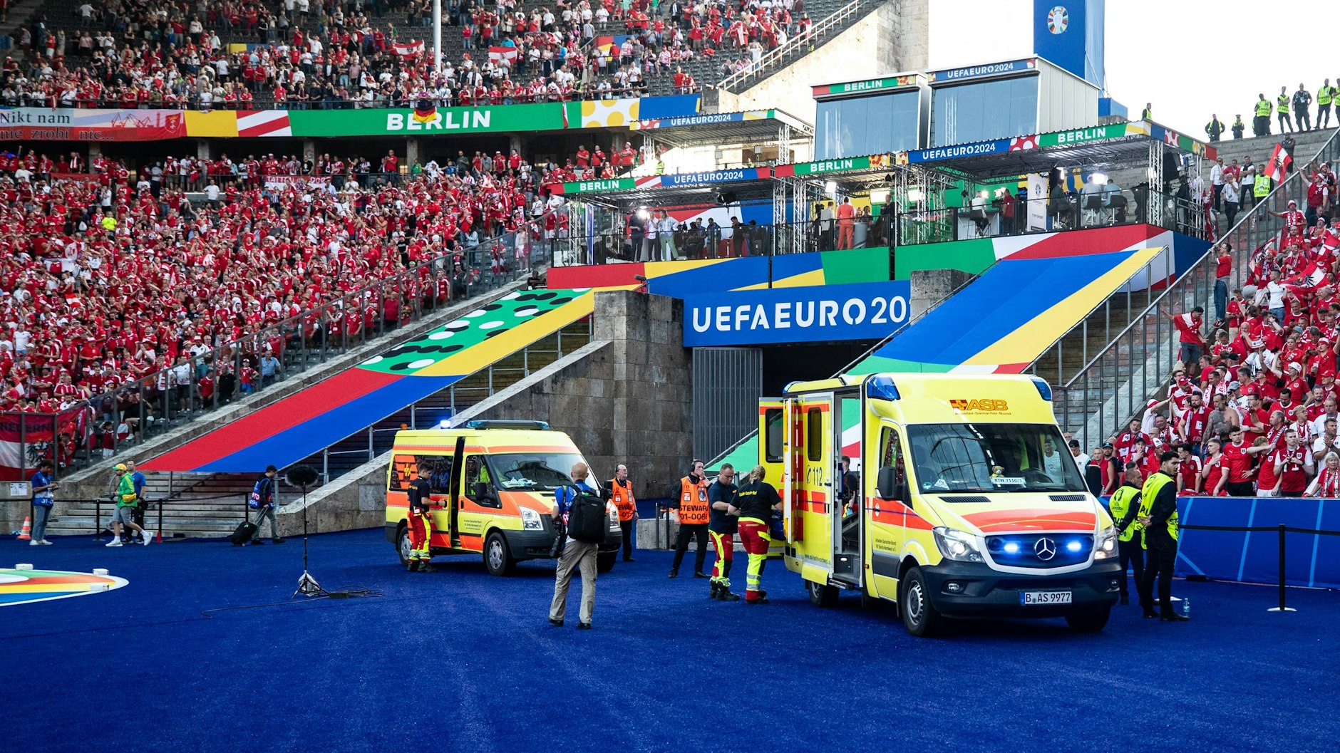 Zur Fußball-Europameisterschaft waren die Berliner Retter pausenlos im Einsatz, wie hier im Berliner Olympiastadion.