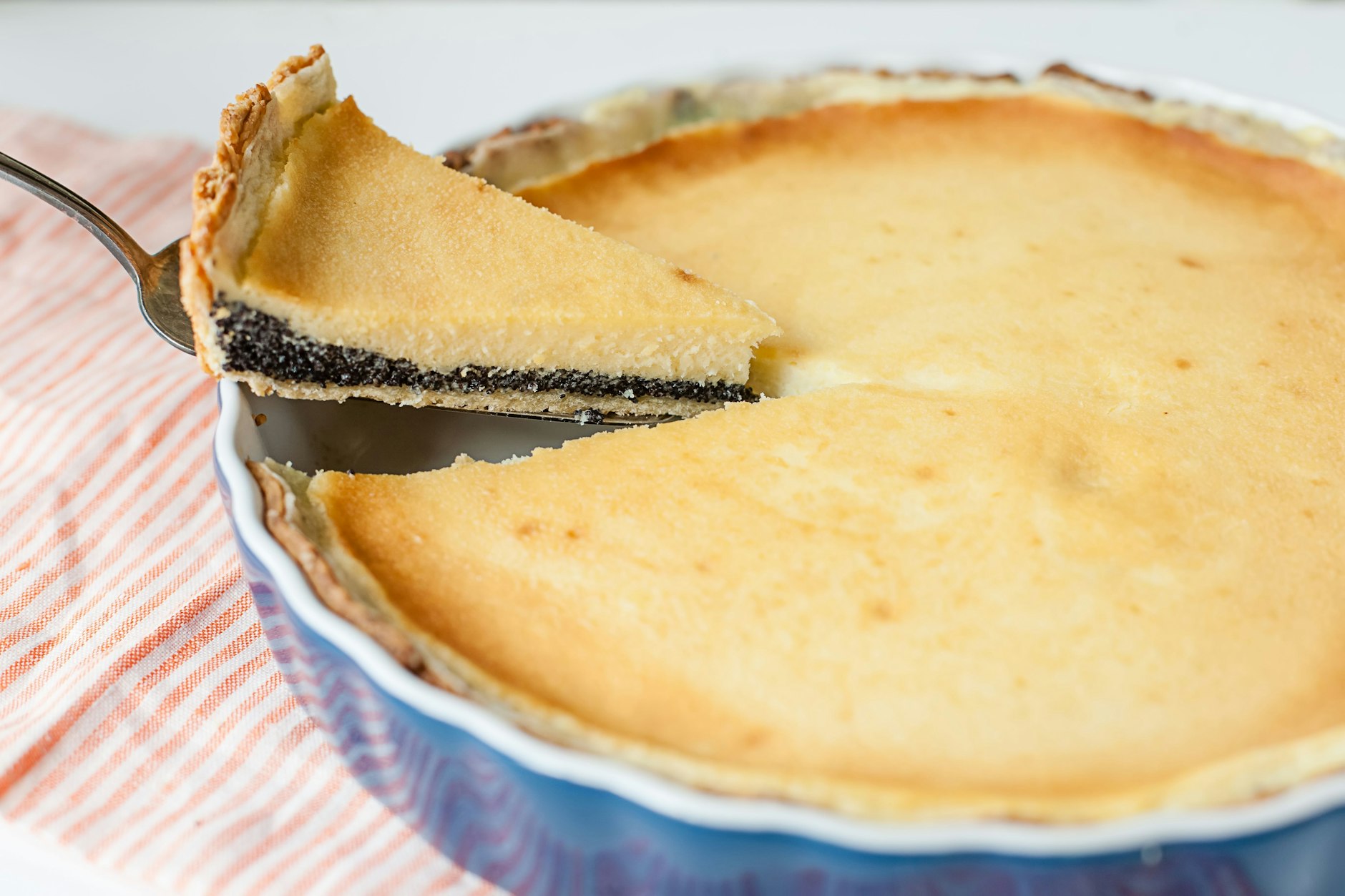 Der leckere Mohn-Käsekuchen ist einfach gebacken und schmeckt herrlich cremig - das Rezept können Sie in einer Springform oder einer Tarteform zubereiten.