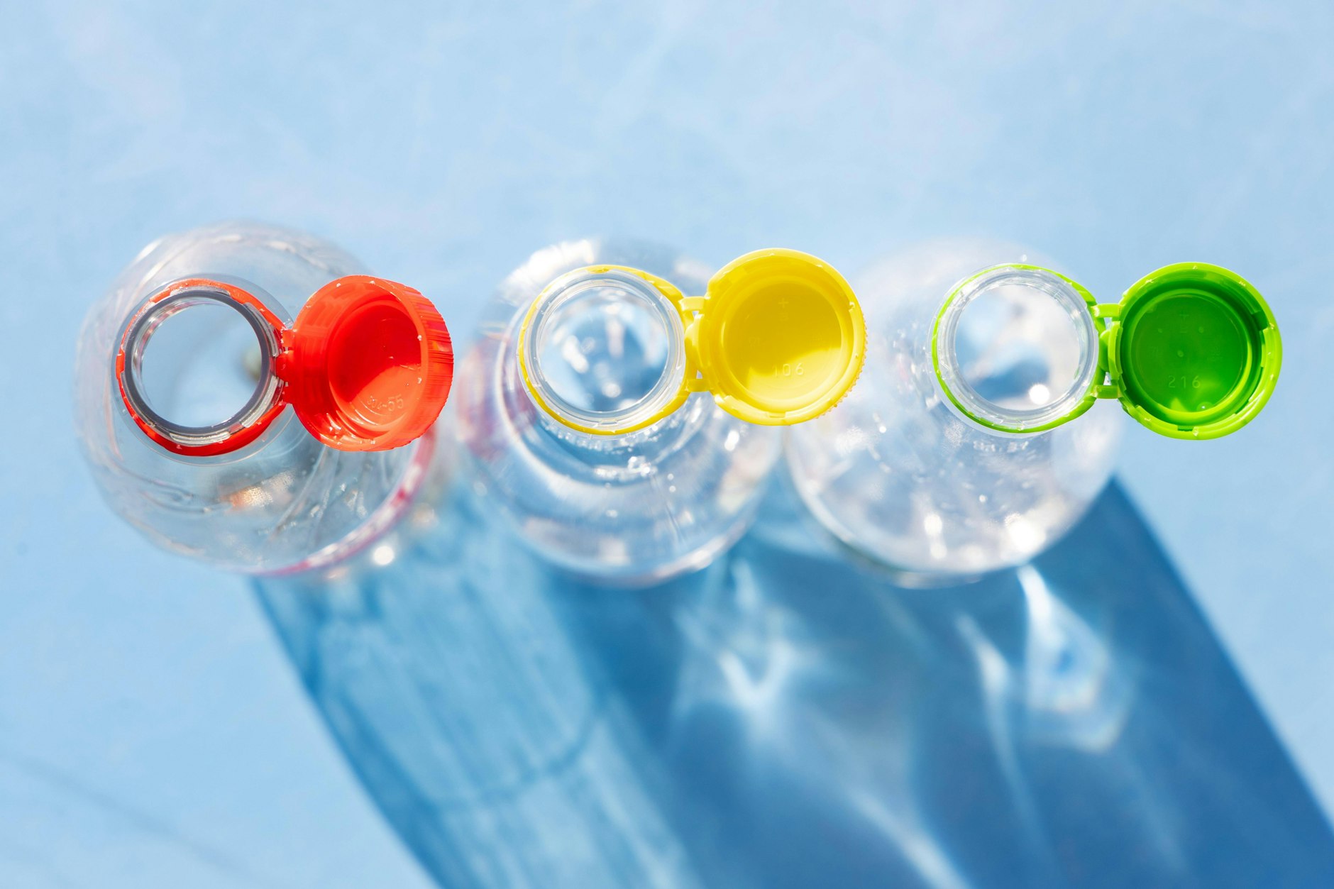 Seit Anfang Juli müssen die Deckel bei PET-Flaschen fest befestigt sein. Und das nervt viele. Aber: Gibt es Tricks, um das Trinken einfacher zu machen?