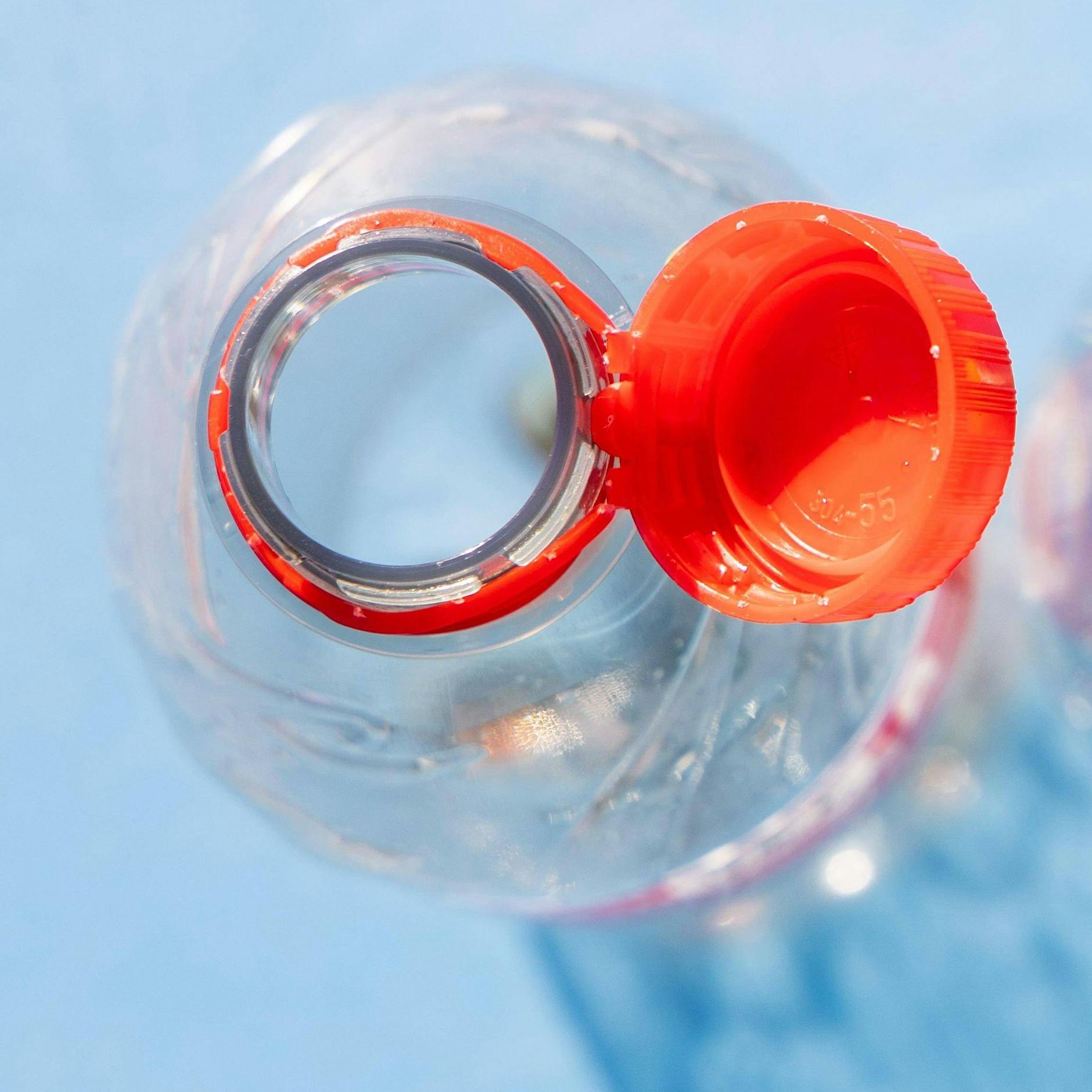 Nervige Flaschen-Deckel: Mit diesen Tricks stören sie nicht beim Trinken!