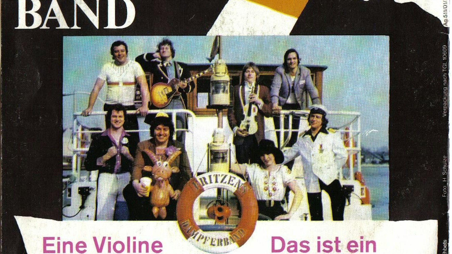 Das Cover einer Single der Fritzens Dampferband: Darauf ist Achim Mentzel, hinter Nina Hagen ist Geiger Bernd Müller zu sehen.