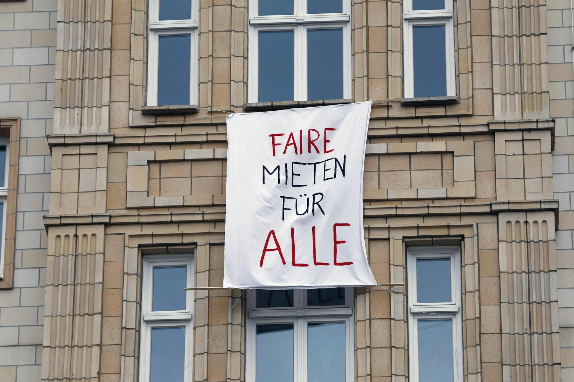 In Berlin inzwischen üblich: Mieter haben Angst um ihre Wohnungen, protestieren für faire Mieten.