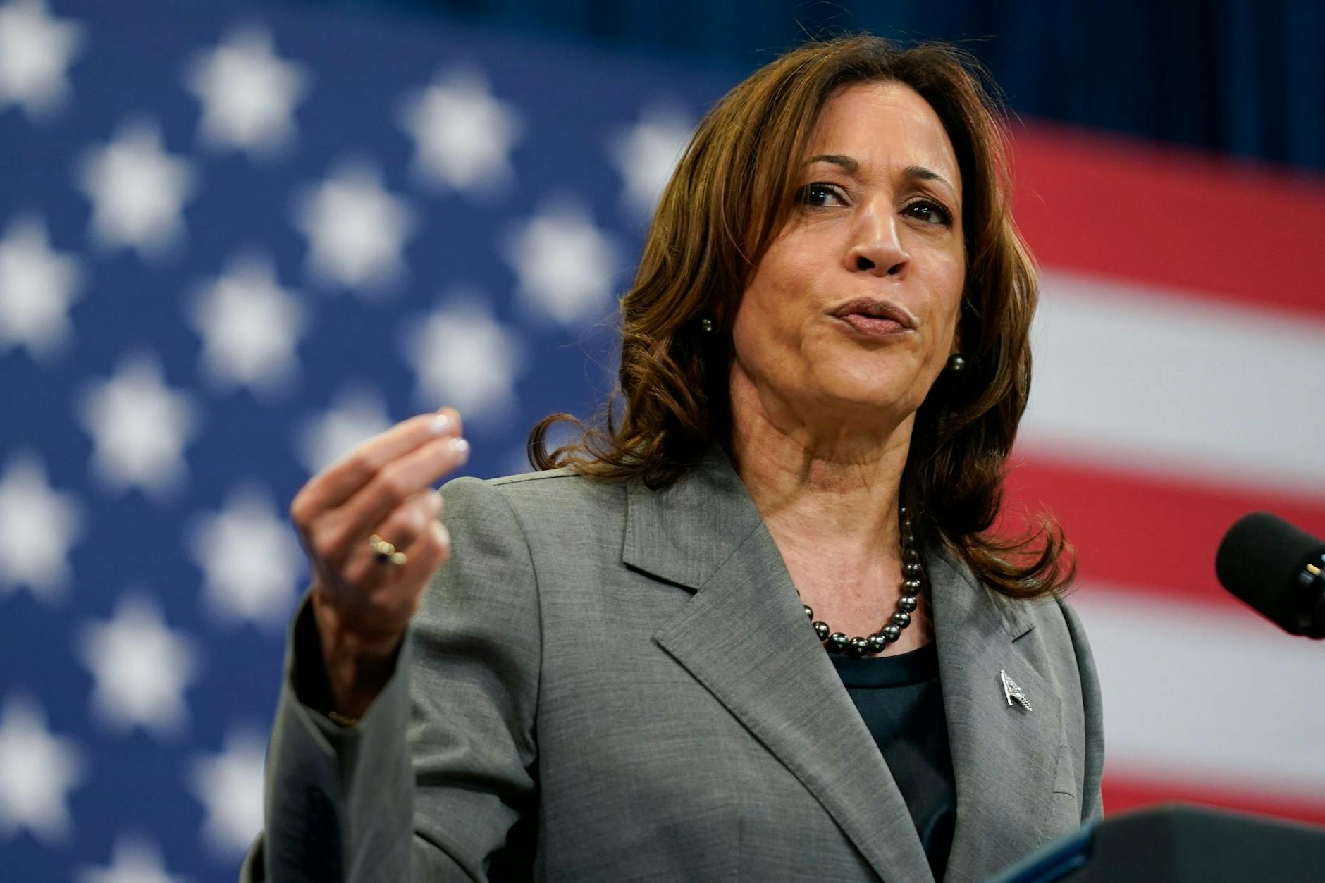 Kamala Harris, Vizepräsidentin der USA, hält eine Rede während einer Wahlkampfveranstaltung mit Präsident Biden. 