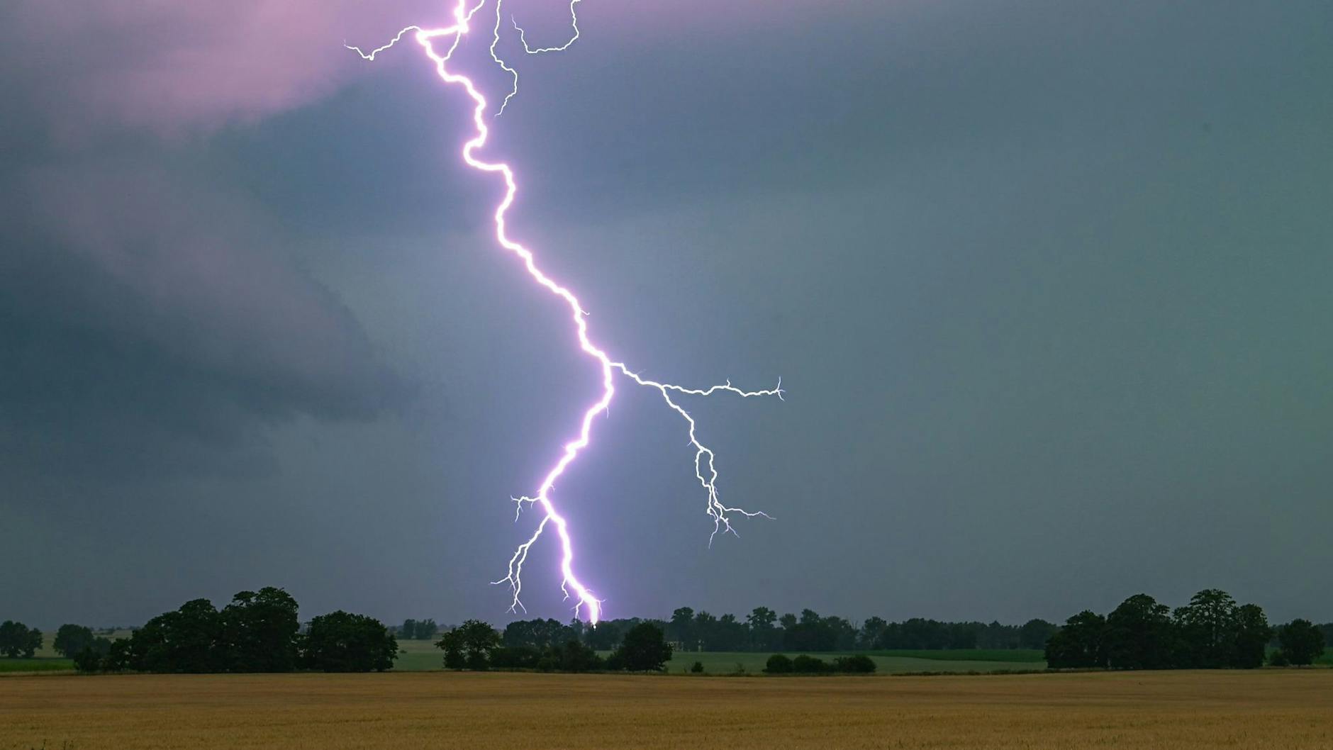 Die Macht des Himmels: Blitze sind bei Gewitter besonders gefährlich. Eine Familie in Delmenhorst bekam das am Sonntag deutlich zu spüren.