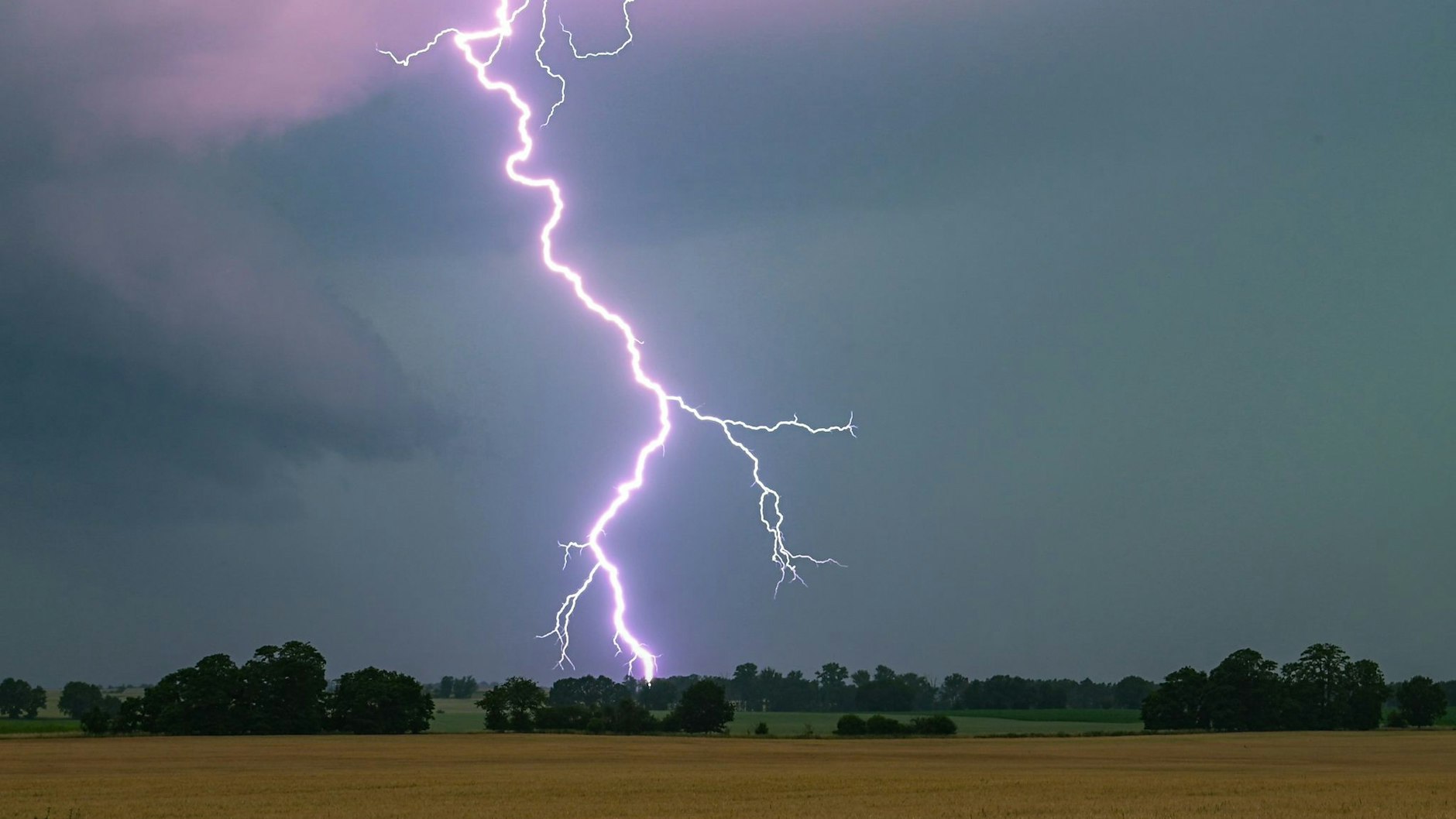 Die Macht des Himmels: Blitze sind bei Gewitter besonders gefährlich. Eine Familie in Delmenhorst bekam das am Sonntag deutlich zu spüren.